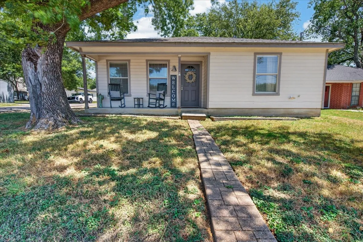 Single Family Residence For Sale in Johnson County , 401 S 3rd Street, Grandview, Texas 76050, 2 Bedroom, 1 Bathroom, Garage spaces, 832 Sqft, built in 1999, mls#21359324, Real Estate Agent in Grandview, Homes For Sale in Johnson county, Homes For Sale in Grandview, Realtor in Grandview Texas, Real Estate Brokerage Independent Realty Texas, Luminita Cordes Realtor
