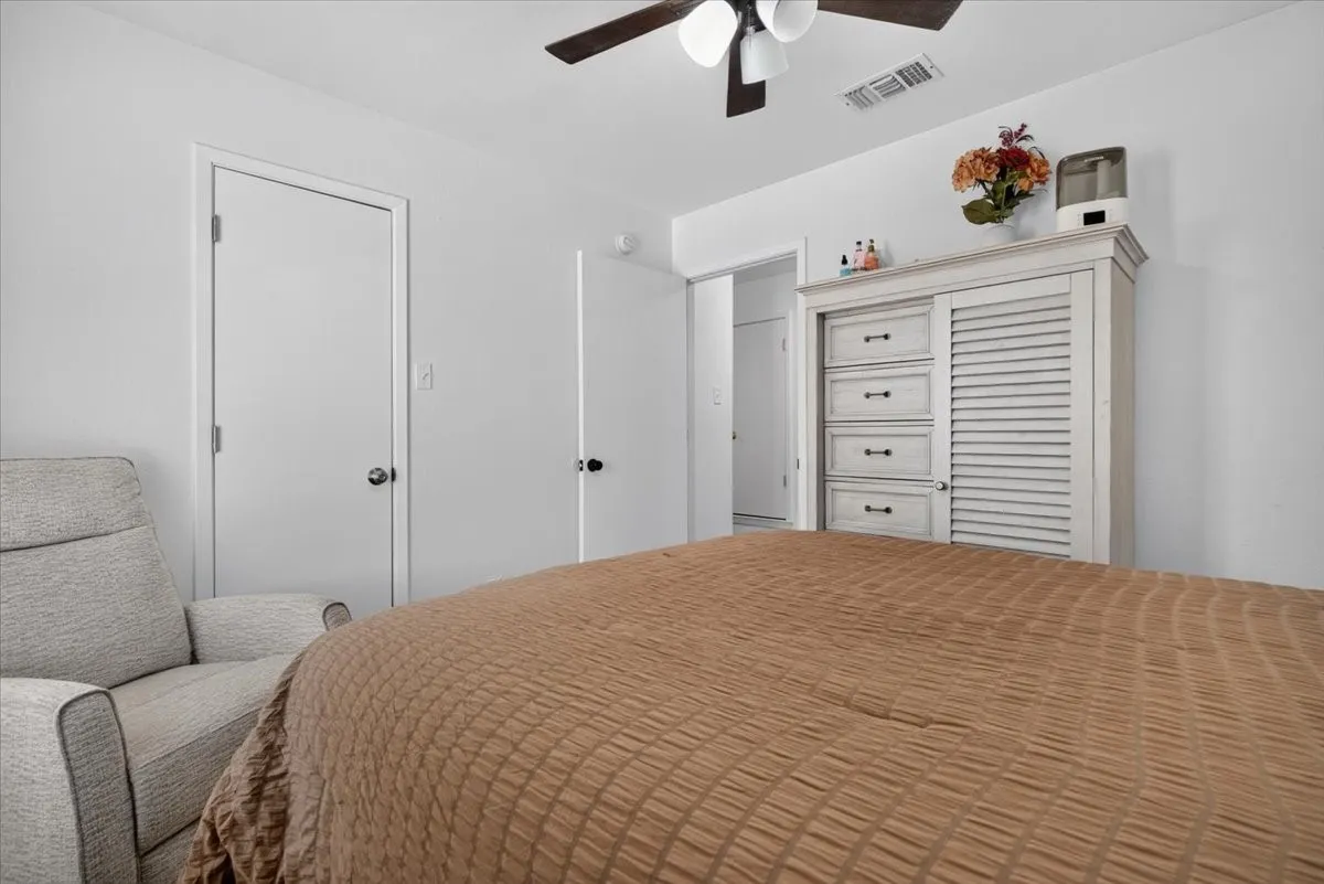 Single Family Residence For Sale in Johnson County , 401 S 3rd Street, Grandview, Texas 76050, 2 Bedroom, 1 Bathroom, Garage spaces, 832 Sqft, built in 1999, mls#21359324, Real Estate Agent in Grandview, Homes For Sale in Johnson county, Homes For Sale in Grandview, Realtor in Grandview Texas, Real Estate Brokerage Independent Realty Texas, Luminita Cordes Realtor