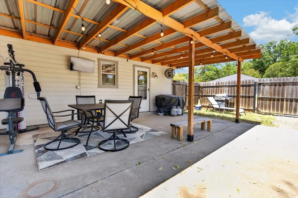 Single Family Residence For Sale in Johnson County , 401 S 3rd Street, Grandview, Texas 76050, 2 Bedroom, 1 Bathroom, Garage spaces, 832 Sqft, built in 1999, mls#21359324, Real Estate Agent in Grandview, Homes For Sale in Johnson county, Homes For Sale in Grandview, Realtor in Grandview Texas, Real Estate Brokerage Independent Realty Texas, Luminita Cordes Realtor