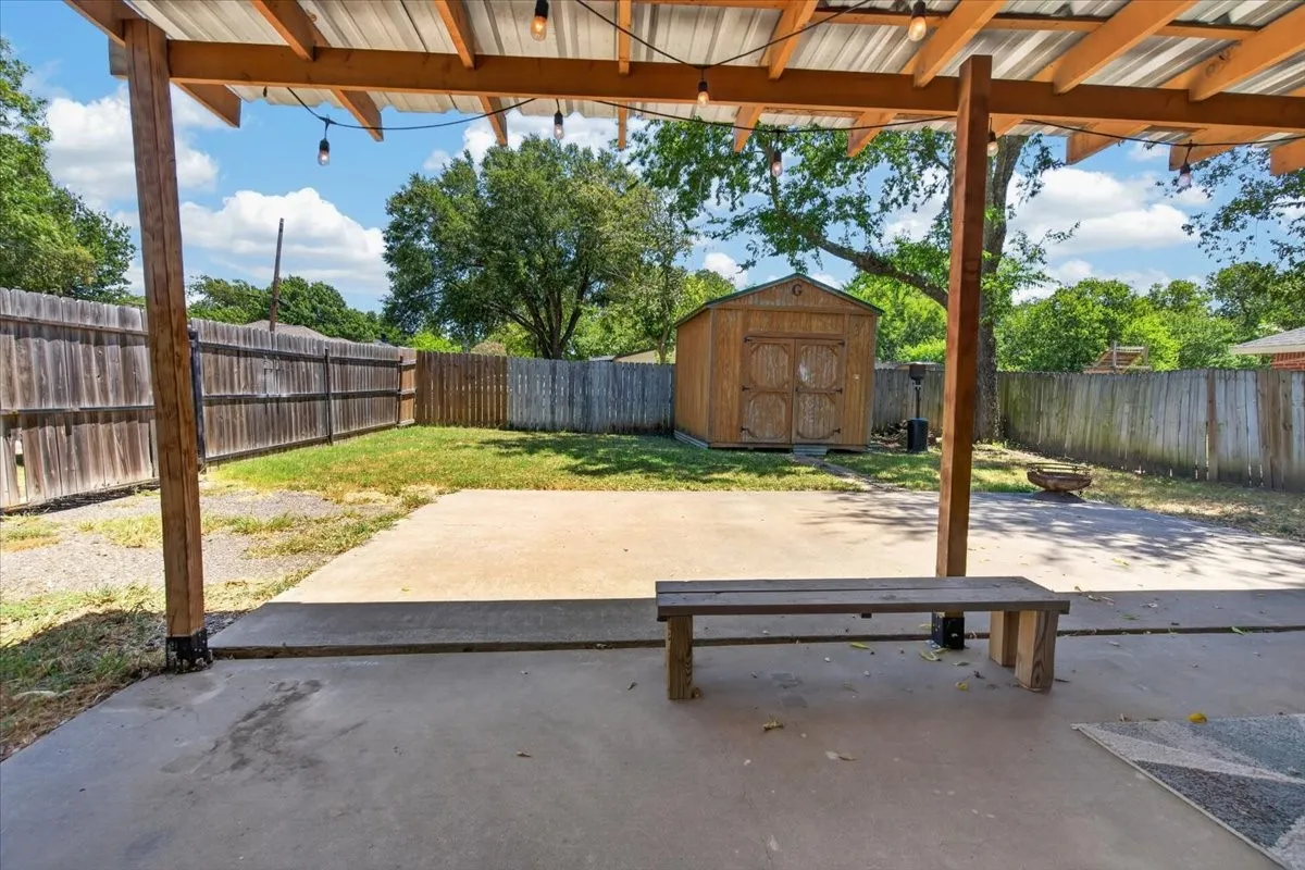 Single Family Residence For Sale in Johnson County , 401 S 3rd Street, Grandview, Texas 76050, 2 Bedroom, 1 Bathroom, Garage spaces, 832 Sqft, built in 1999, mls#21359324, Real Estate Agent in Grandview, Homes For Sale in Johnson county, Homes For Sale in Grandview, Realtor in Grandview Texas, Real Estate Brokerage Independent Realty Texas, Luminita Cordes Realtor