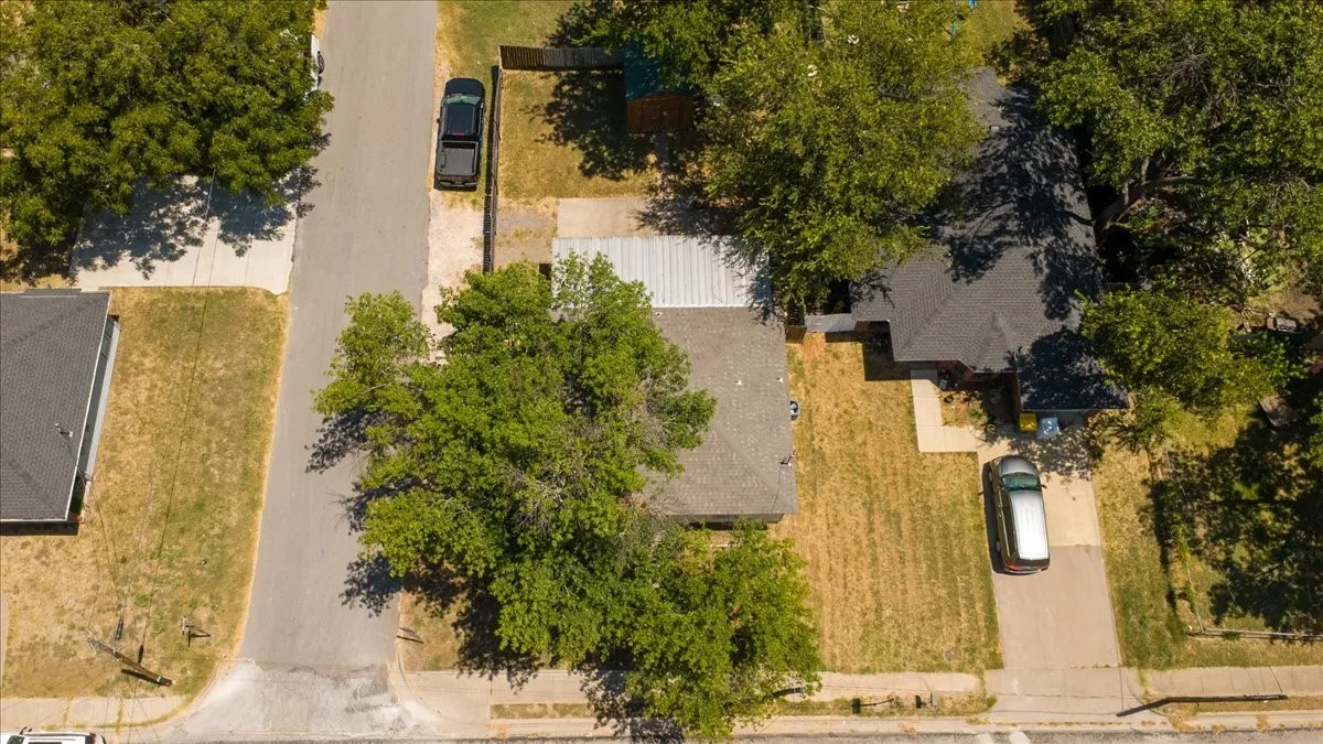 Single Family Residence For Sale in Johnson County , 401 S 3rd Street, Grandview, Texas 76050, 2 Bedroom, 1 Bathroom, Garage spaces, 832 Sqft, built in 1999, mls#21359324, Real Estate Agent in Grandview, Homes For Sale in Johnson county, Homes For Sale in Grandview, Realtor in Grandview Texas, Real Estate Brokerage Independent Realty Texas, Luminita Cordes Realtor