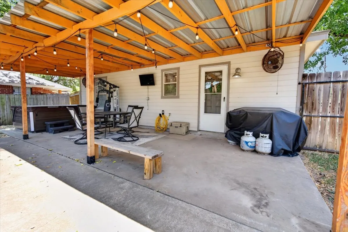 Single Family Residence For Sale in Johnson County , 401 S 3rd Street, Grandview, Texas 76050, 2 Bedroom, 1 Bathroom, Garage spaces, 832 Sqft, built in 1999, mls#21359324, Real Estate Agent in Grandview, Homes For Sale in Johnson county, Homes For Sale in Grandview, Realtor in Grandview Texas, Real Estate Brokerage Independent Realty Texas, Luminita Cordes Realtor