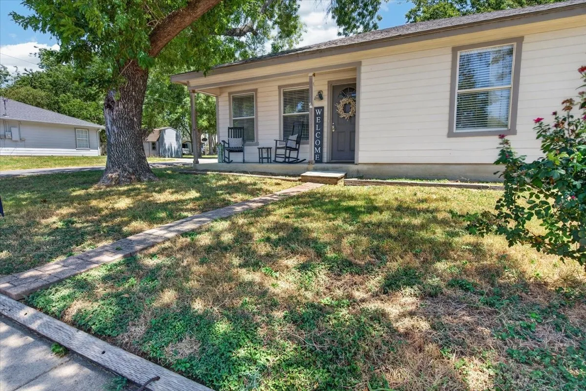 Single Family Residence For Sale in Johnson County , 401 S 3rd Street, Grandview, Texas 76050, 2 Bedroom, 1 Bathroom, Garage spaces, 832 Sqft, built in 1999, mls#21359324, Real Estate Agent in Grandview, Homes For Sale in Johnson county, Homes For Sale in Grandview, Realtor in Grandview Texas, Real Estate Brokerage Independent Realty Texas, Luminita Cordes Realtor