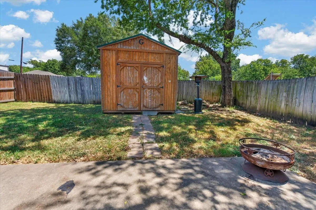 Single Family Residence For Sale in Johnson County , 401 S 3rd Street, Grandview, Texas 76050, 2 Bedroom, 1 Bathroom, Garage spaces, 832 Sqft, built in 1999, mls#21359324, Real Estate Agent in Grandview, Homes For Sale in Johnson county, Homes For Sale in Grandview, Realtor in Grandview Texas, Real Estate Brokerage Independent Realty Texas, Luminita Cordes Realtor