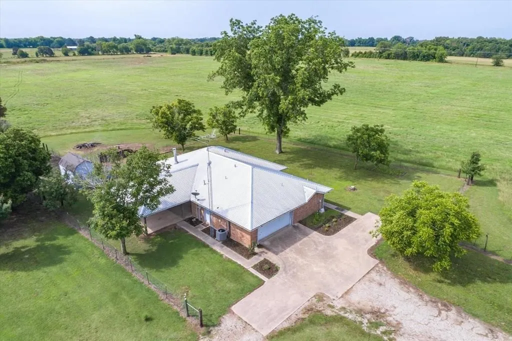 Single Family Residence For Sale in Van Zandt County , 290 A Vz County Road 3222, Wills Point, Texas 75169, 3 Bedroom, 3 Bathroom, 1 Garage spaces, 1,797 Sqft, built in 1995, mls#21359948, Real Estate Agent in Wills Point, Homes For Sale in Van Zandt county, Homes For Sale in Wills Point, Realtor in Wills Point Texas, Real Estate Brokerage Independent Realty Texas, Luminita Cordes Realtor