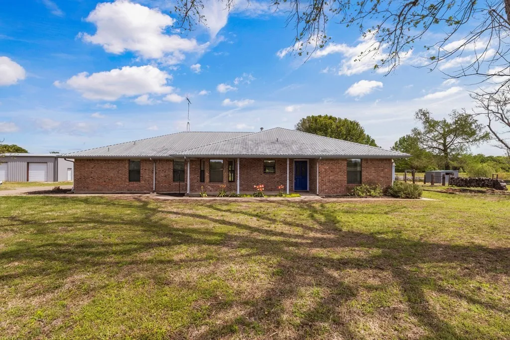Single Family Residence For Sale in Van Zandt County , 290 A Vz County Road 3222, Wills Point, Texas 75169, 3 Bedroom, 3 Bathroom, 1 Garage spaces, 1,797 Sqft, built in 1995, mls#21359948, Real Estate Agent in Wills Point, Homes For Sale in Van Zandt county, Homes For Sale in Wills Point, Realtor in Wills Point Texas, Real Estate Brokerage Independent Realty Texas, Luminita Cordes Realtor