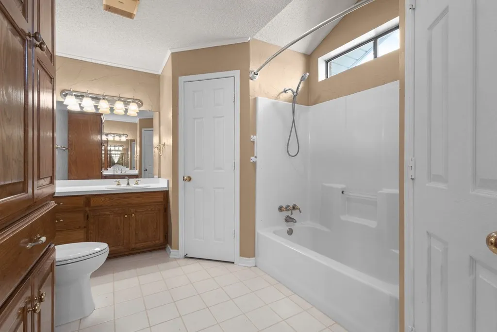 Single Family Residence For Sale in Van Zandt County , 290 A Vz County Road 3222, Wills Point, Texas 75169, 3 Bedroom, 3 Bathroom, 1 Garage spaces, 1,797 Sqft, built in 1995, mls#21359948, Real Estate Agent in Wills Point, Homes For Sale in Van Zandt county, Homes For Sale in Wills Point, Realtor in Wills Point Texas, Real Estate Brokerage Independent Realty Texas, Luminita Cordes Realtor