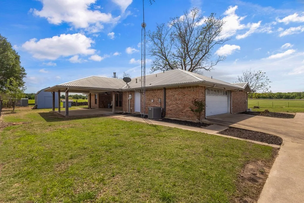 Single Family Residence For Sale in Van Zandt County , 290 A Vz County Road 3222, Wills Point, Texas 75169, 3 Bedroom, 3 Bathroom, 1 Garage spaces, 1,797 Sqft, built in 1995, mls#21359948, Real Estate Agent in Wills Point, Homes For Sale in Van Zandt county, Homes For Sale in Wills Point, Realtor in Wills Point Texas, Real Estate Brokerage Independent Realty Texas, Luminita Cordes Realtor