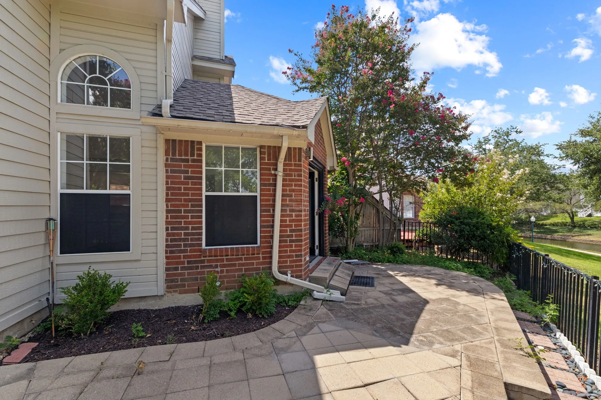 Single Family Residence For Sale in Dallas County , 9418 Blue Jay Way, Irving, Texas 75063, 3 Bedroom, 3 Bathroom, 2 Garage spaces, 1,853 Sqft, built in 1989, mls#21359508, Real Estate Agent in Irving, Homes For Sale in Dallas county, Homes For Sale in Irving, Realtor in Irving Texas, Real Estate Brokerage Independent Realty Texas, Luminita Cordes Realtor