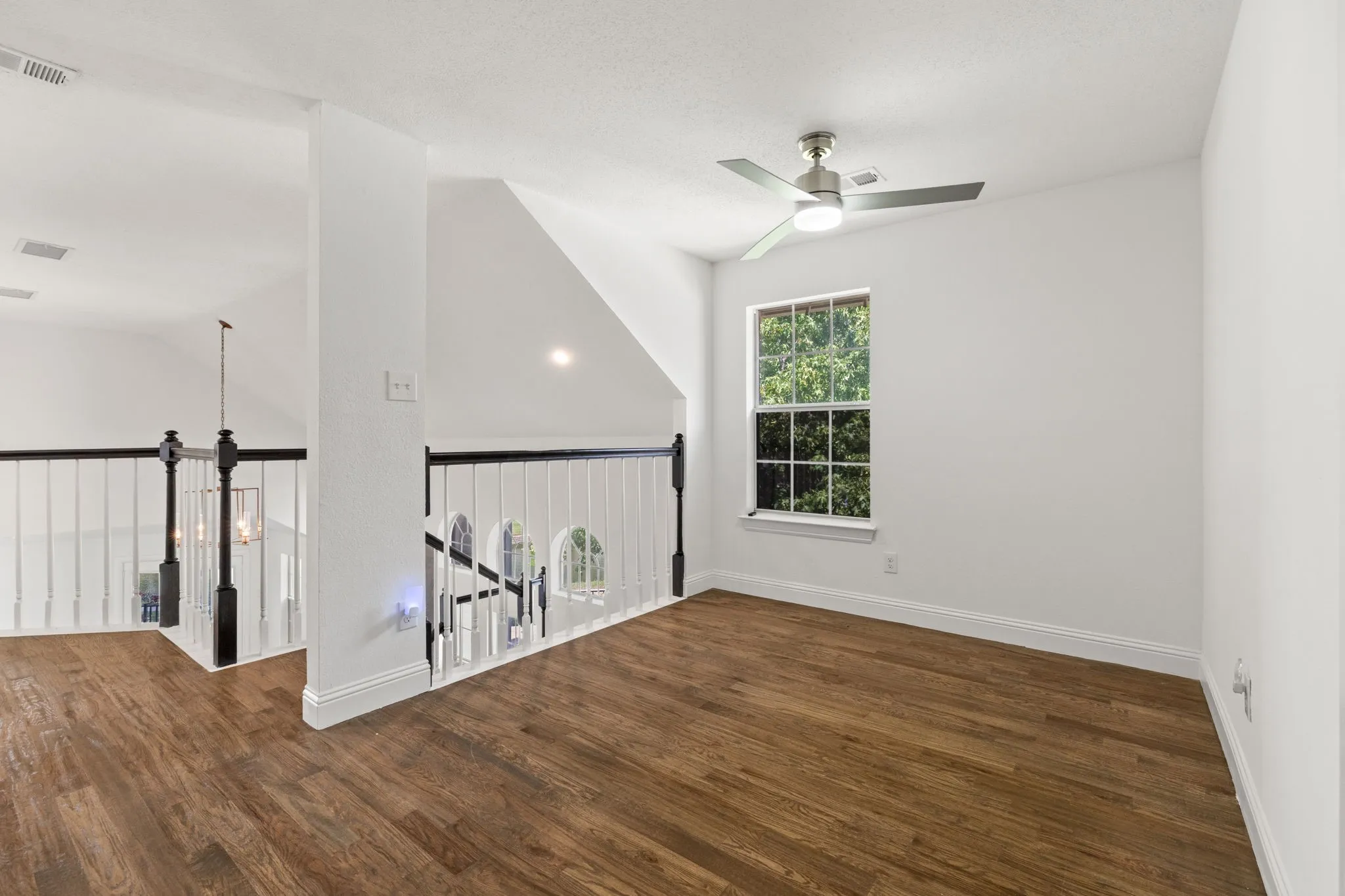 Single Family Residence For Sale in Dallas County , 9418 Blue Jay Way, Irving, Texas 75063, 3 Bedroom, 3 Bathroom, 2 Garage spaces, 1,853 Sqft, built in 1989, mls#21359508, Real Estate Agent in Irving, Homes For Sale in Dallas county, Homes For Sale in Irving, Realtor in Irving Texas, Real Estate Brokerage Independent Realty Texas, Luminita Cordes Realtor