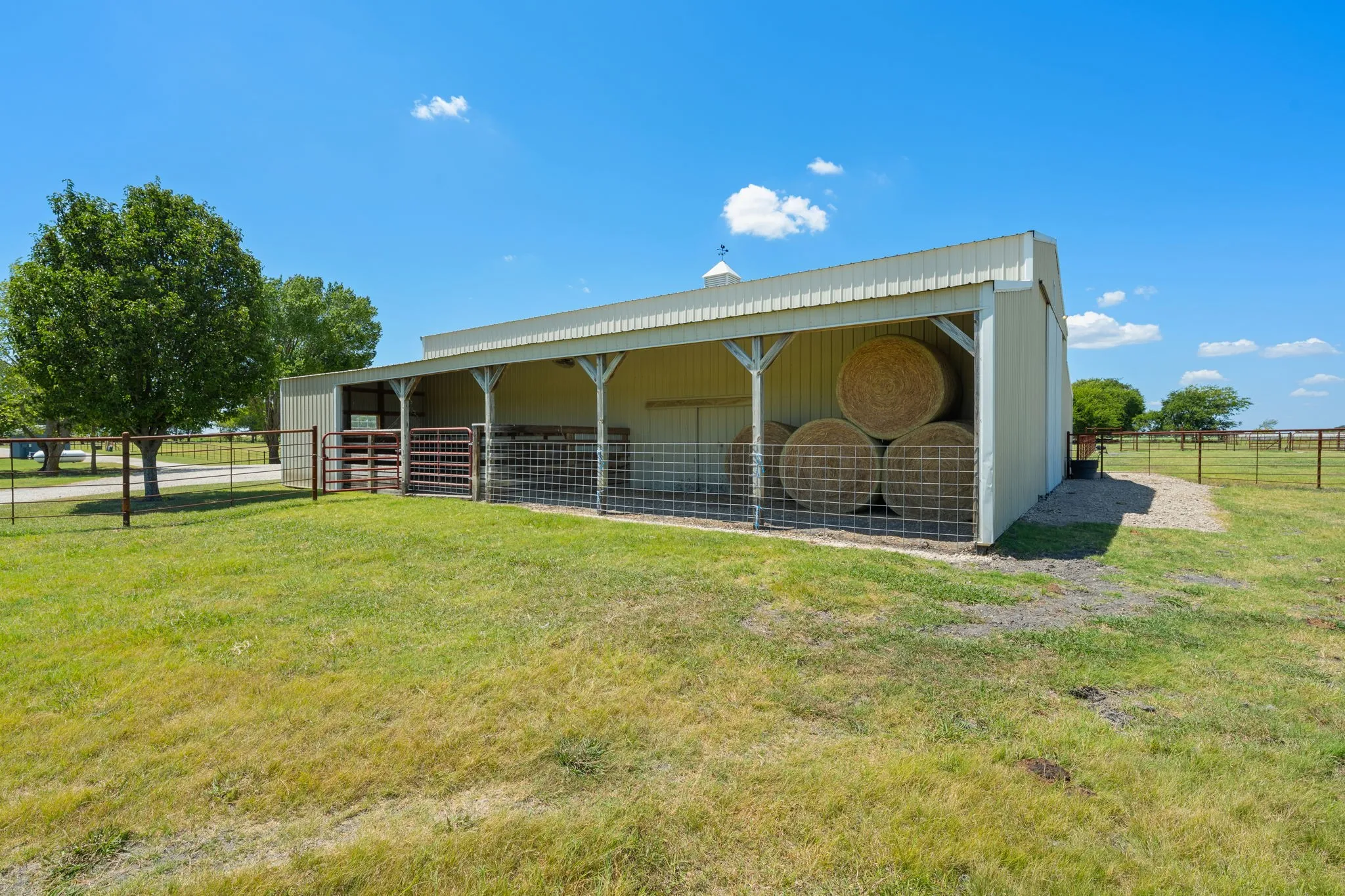 Single Family Residence For Sale in Ellis County , 257 Bud Run Road, Waxahachie, Texas 75165, 3 Bedroom, 3 Bathroom, 2 Garage spaces, 1,841 Sqft, built in 1972, mls#21359741, Real Estate Agent in Waxahachie, Homes For Sale in Ellis county, Homes For Sale in Waxahachie, Realtor in Waxahachie Texas, Real Estate Brokerage Independent Realty Texas, Luminita Cordes Realtor