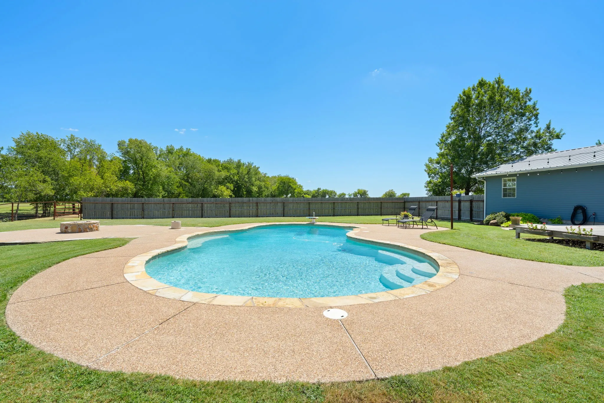 Single Family Residence For Sale in Ellis County , 257 Bud Run Road, Waxahachie, Texas 75165, 3 Bedroom, 3 Bathroom, 2 Garage spaces, 1,841 Sqft, built in 1972, mls#21359741, Real Estate Agent in Waxahachie, Homes For Sale in Ellis county, Homes For Sale in Waxahachie, Realtor in Waxahachie Texas, Real Estate Brokerage Independent Realty Texas, Luminita Cordes Realtor