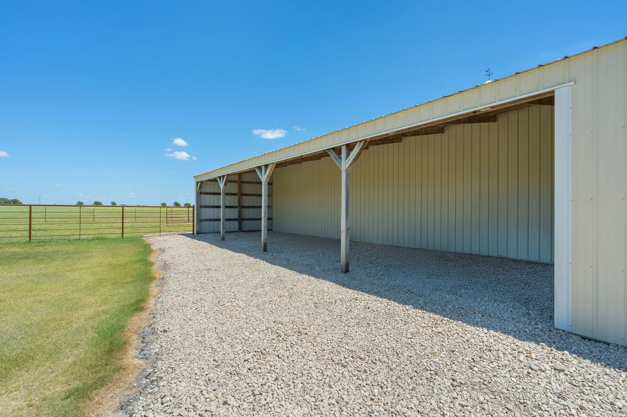 Single Family Residence For Sale in Ellis County , 257 Bud Run Road, Waxahachie, Texas 75165, 3 Bedroom, 3 Bathroom, 2 Garage spaces, 1,841 Sqft, built in 1972, mls#21359741, Real Estate Agent in Waxahachie, Homes For Sale in Ellis county, Homes For Sale in Waxahachie, Realtor in Waxahachie Texas, Real Estate Brokerage Independent Realty Texas, Luminita Cordes Realtor