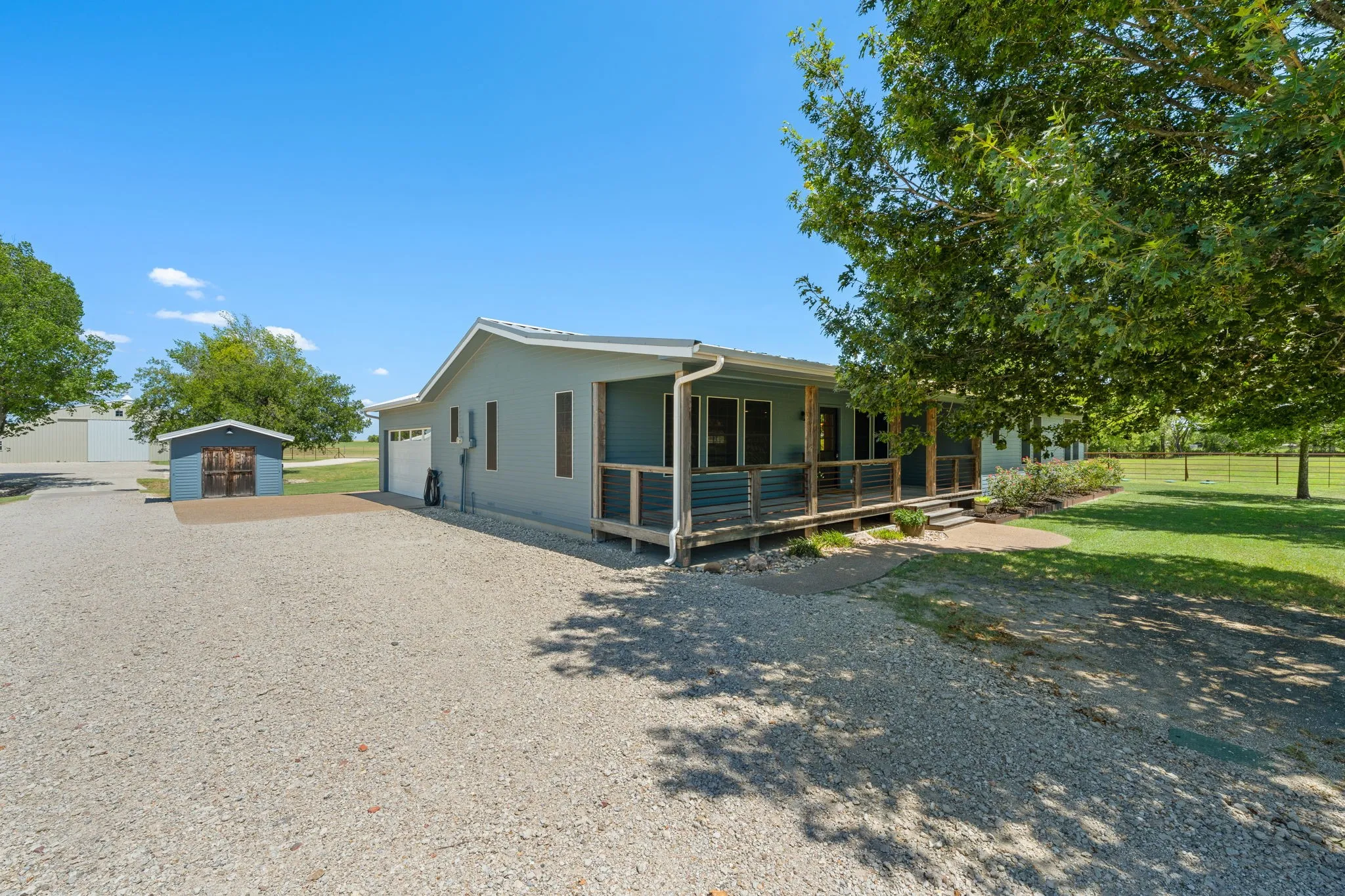 Single Family Residence For Sale in Ellis County , 257 Bud Run Road, Waxahachie, Texas 75165, 3 Bedroom, 3 Bathroom, 2 Garage spaces, 1,841 Sqft, built in 1972, mls#21359741, Real Estate Agent in Waxahachie, Homes For Sale in Ellis county, Homes For Sale in Waxahachie, Realtor in Waxahachie Texas, Real Estate Brokerage Independent Realty Texas, Luminita Cordes Realtor