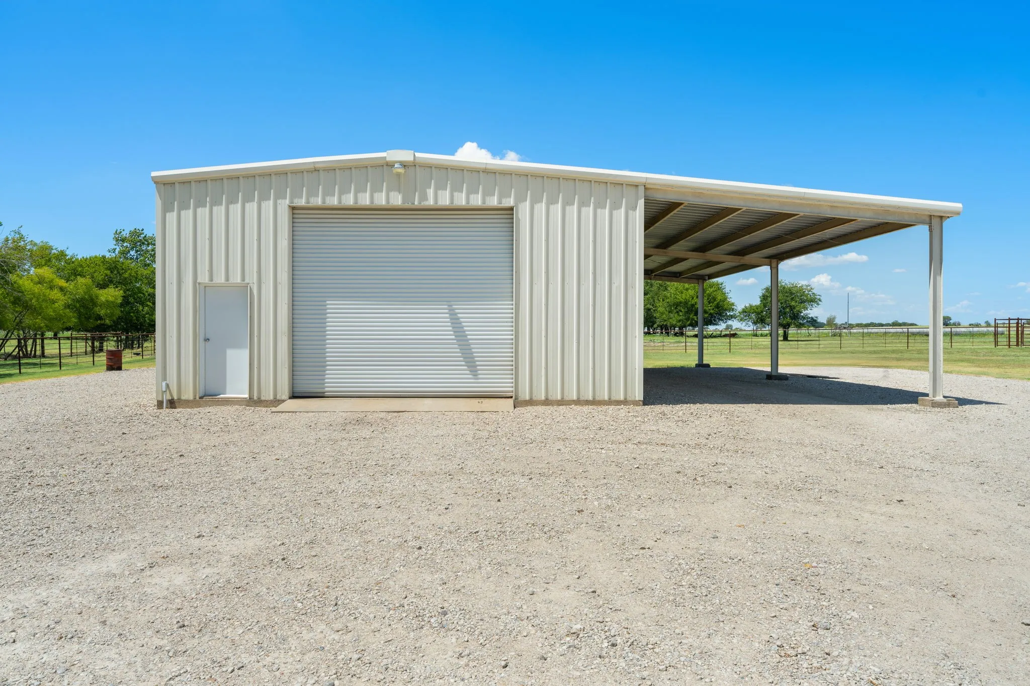 Single Family Residence For Sale in Ellis County , 257 Bud Run Road, Waxahachie, Texas 75165, 3 Bedroom, 3 Bathroom, 2 Garage spaces, 1,841 Sqft, built in 1972, mls#21359741, Real Estate Agent in Waxahachie, Homes For Sale in Ellis county, Homes For Sale in Waxahachie, Realtor in Waxahachie Texas, Real Estate Brokerage Independent Realty Texas, Luminita Cordes Realtor