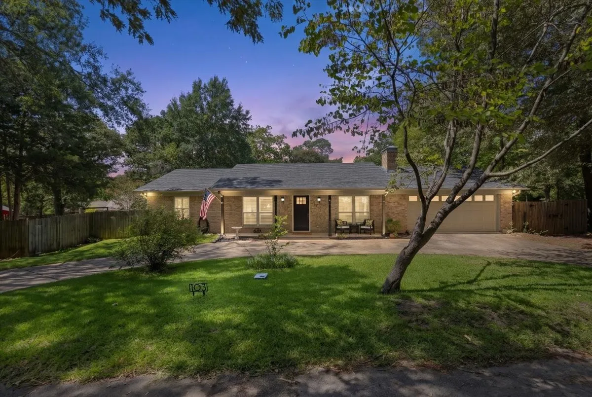 Single Family Residence For Sale in Smith County , 103 Grass Knoll Drive, Hideaway, Texas 75771, 3 Bedroom, 2 Bathroom, 2 Garage spaces, 1,510 Sqft, built in 1978, mls#21359396, Real Estate Agent in Hideaway, Homes For Sale in Smith county, Homes For Sale in Hideaway, Realtor in Hideaway Texas, Real Estate Brokerage Independent Realty Texas, Luminita Cordes Realtor