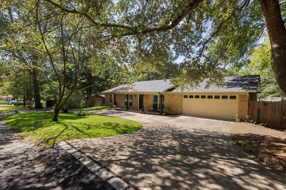 Single Family Residence For Sale in Smith County , 103 Grass Knoll Drive, Hideaway, Texas 75771, 3 Bedroom, 2 Bathroom, 2 Garage spaces, 1,510 Sqft, built in 1978, mls#21359396, Real Estate Agent in Hideaway, Homes For Sale in Smith county, Homes For Sale in Hideaway, Realtor in Hideaway Texas, Real Estate Brokerage Independent Realty Texas, Luminita Cordes Realtor