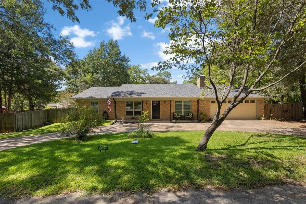 Single Family Residence For Sale in Smith County , 103 Grass Knoll Drive, Hideaway, Texas 75771, 3 Bedroom, 2 Bathroom, 2 Garage spaces, 1,510 Sqft, built in 1978, mls#21359396, Real Estate Agent in Hideaway, Homes For Sale in Smith county, Homes For Sale in Hideaway, Realtor in Hideaway Texas, Real Estate Brokerage Independent Realty Texas, Luminita Cordes Realtor
