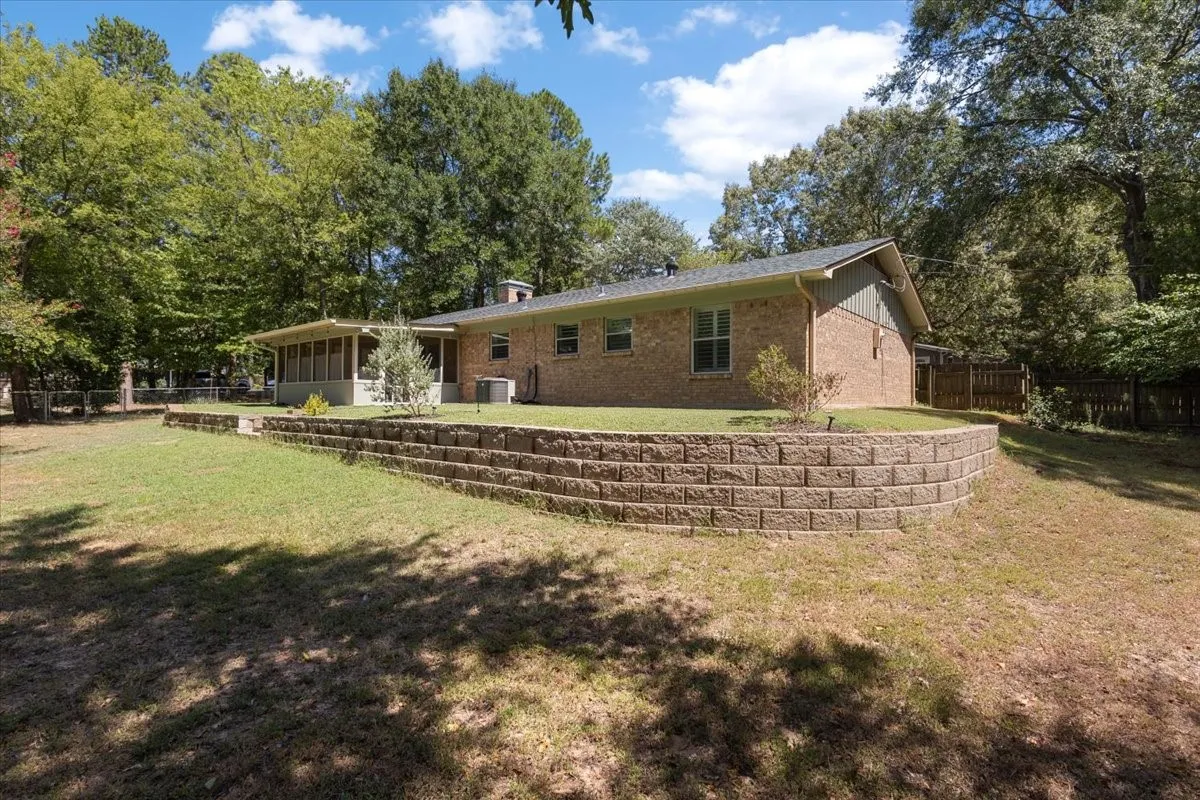 Single Family Residence For Sale in Smith County , 103 Grass Knoll Drive, Hideaway, Texas 75771, 3 Bedroom, 2 Bathroom, 2 Garage spaces, 1,510 Sqft, built in 1978, mls#21359396, Real Estate Agent in Hideaway, Homes For Sale in Smith county, Homes For Sale in Hideaway, Realtor in Hideaway Texas, Real Estate Brokerage Independent Realty Texas, Luminita Cordes Realtor