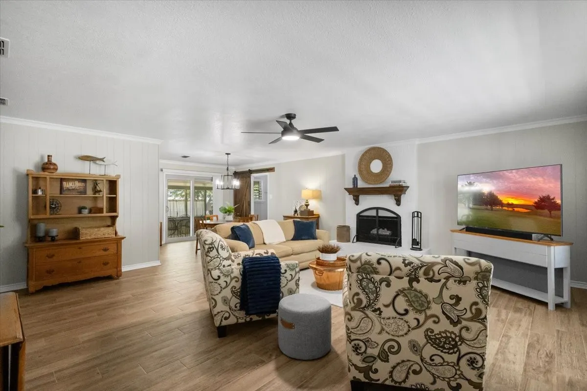 Single Family Residence For Sale in Smith County , 103 Grass Knoll Drive, Hideaway, Texas 75771, 3 Bedroom, 2 Bathroom, 2 Garage spaces, 1,510 Sqft, built in 1978, mls#21359396, Real Estate Agent in Hideaway, Homes For Sale in Smith county, Homes For Sale in Hideaway, Realtor in Hideaway Texas, Real Estate Brokerage Independent Realty Texas, Luminita Cordes Realtor