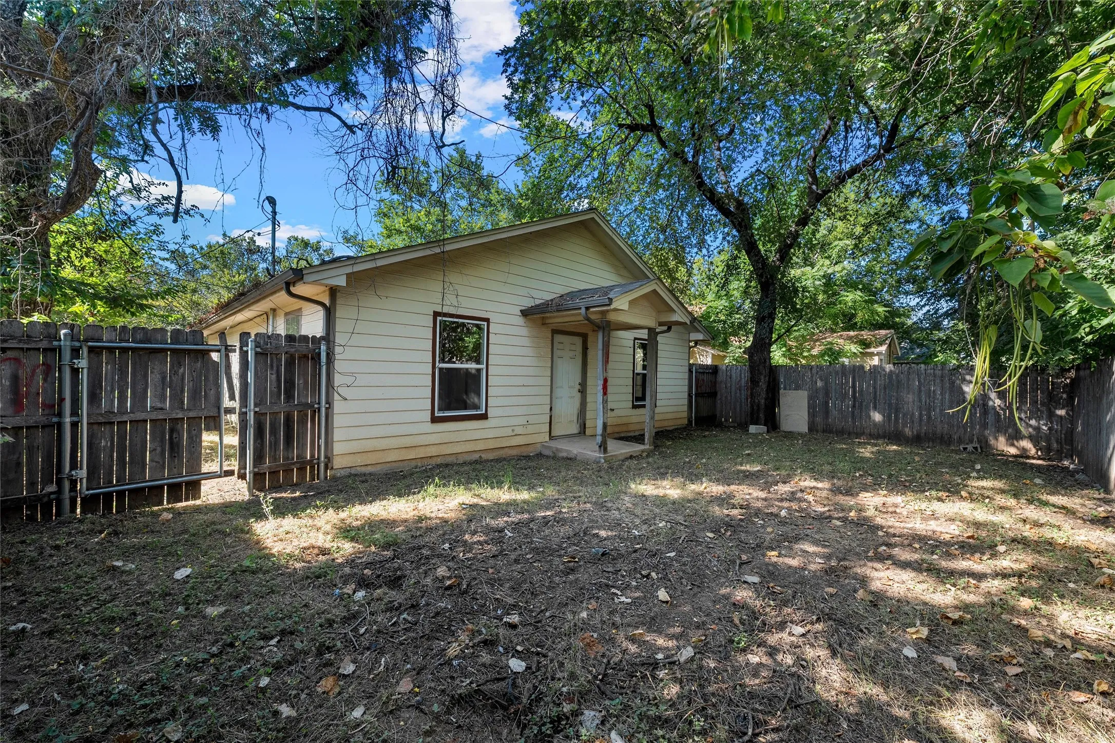 Single Family Residence For Sale in Mc Lennan County , 1309 Tabor Street, Waco, Texas 76704, 2 Bedroom, 2 Bathroom, Garage spaces, 1,200 Sqft, built in 2006, mls#21349023, Real Estate Agent in Waco, Homes For Sale in Mc Lennan county, Homes For Sale in Waco, Realtor in Waco Texas, Real Estate Brokerage Independent Realty Texas, Luminita Cordes Realtor