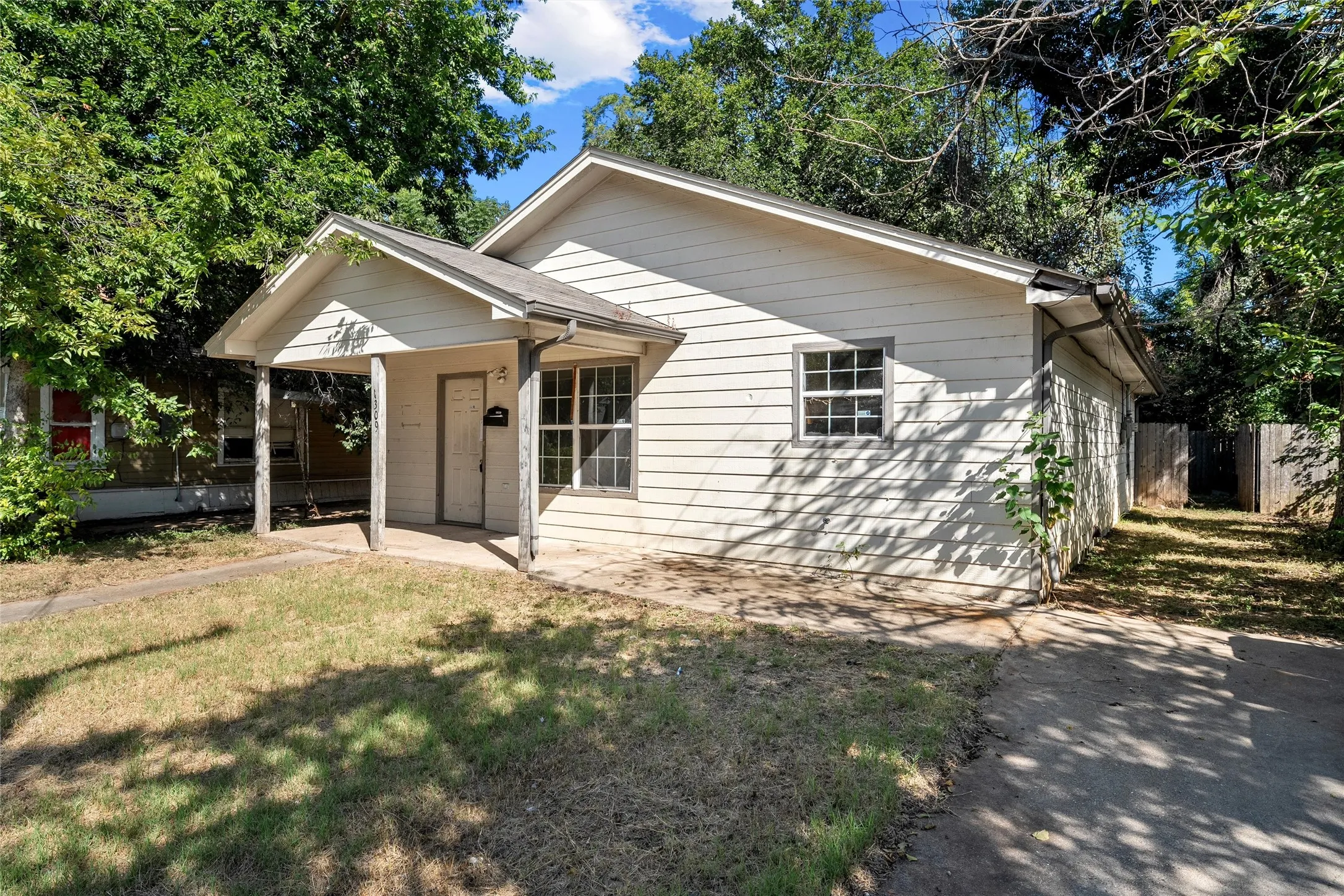 Single Family Residence For Sale in Mc Lennan County , 1309 Tabor Street, Waco, Texas 76704, 2 Bedroom, 2 Bathroom, Garage spaces, 1,200 Sqft, built in 2006, mls#21349023, Real Estate Agent in Waco, Homes For Sale in Mc Lennan county, Homes For Sale in Waco, Realtor in Waco Texas, Real Estate Brokerage Independent Realty Texas, Luminita Cordes Realtor