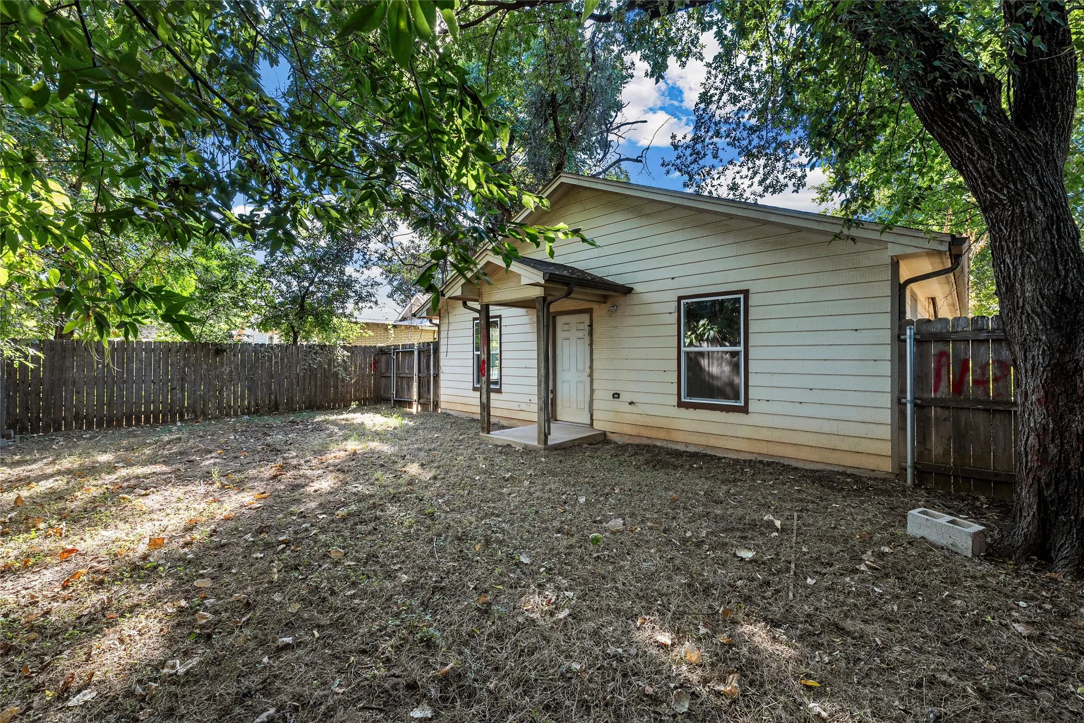Single Family Residence For Sale in Mc Lennan County , 1309 Tabor Street, Waco, Texas 76704, 2 Bedroom, 2 Bathroom, Garage spaces, 1,200 Sqft, built in 2006, mls#21349023, Real Estate Agent in Waco, Homes For Sale in Mc Lennan county, Homes For Sale in Waco, Realtor in Waco Texas, Real Estate Brokerage Independent Realty Texas, Luminita Cordes Realtor