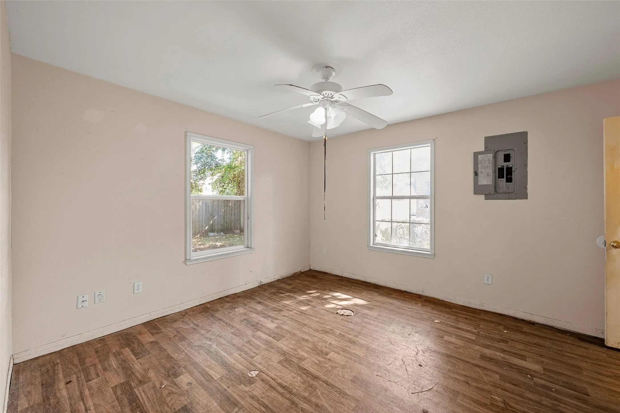 Single Family Residence For Sale in Mc Lennan County , 1309 Tabor Street, Waco, Texas 76704, 2 Bedroom, 2 Bathroom, Garage spaces, 1,200 Sqft, built in 2006, mls#21349023, Real Estate Agent in Waco, Homes For Sale in Mc Lennan county, Homes For Sale in Waco, Realtor in Waco Texas, Real Estate Brokerage Independent Realty Texas, Luminita Cordes Realtor