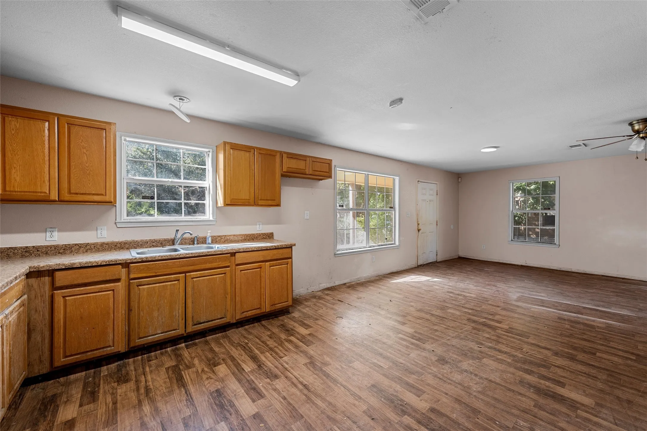 Single Family Residence For Sale in Mc Lennan County , 1309 Tabor Street, Waco, Texas 76704, 2 Bedroom, 2 Bathroom, Garage spaces, 1,200 Sqft, built in 2006, mls#21349023, Real Estate Agent in Waco, Homes For Sale in Mc Lennan county, Homes For Sale in Waco, Realtor in Waco Texas, Real Estate Brokerage Independent Realty Texas, Luminita Cordes Realtor