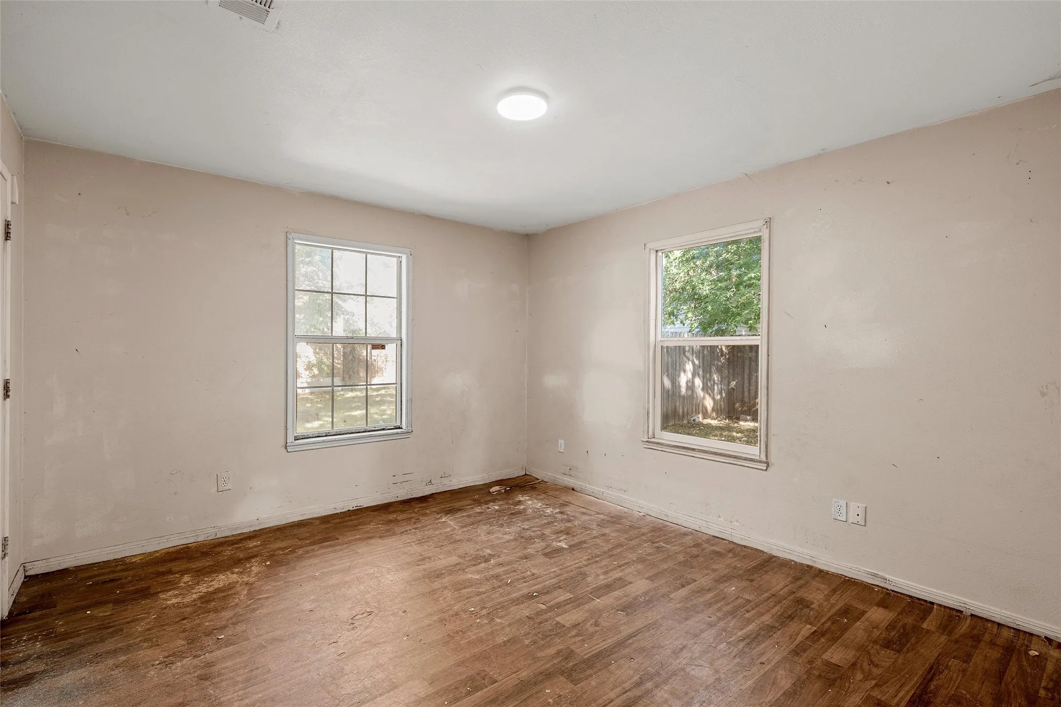 Single Family Residence For Sale in Mc Lennan County , 1309 Tabor Street, Waco, Texas 76704, 2 Bedroom, 2 Bathroom, Garage spaces, 1,200 Sqft, built in 2006, mls#21349023, Real Estate Agent in Waco, Homes For Sale in Mc Lennan county, Homes For Sale in Waco, Realtor in Waco Texas, Real Estate Brokerage Independent Realty Texas, Luminita Cordes Realtor