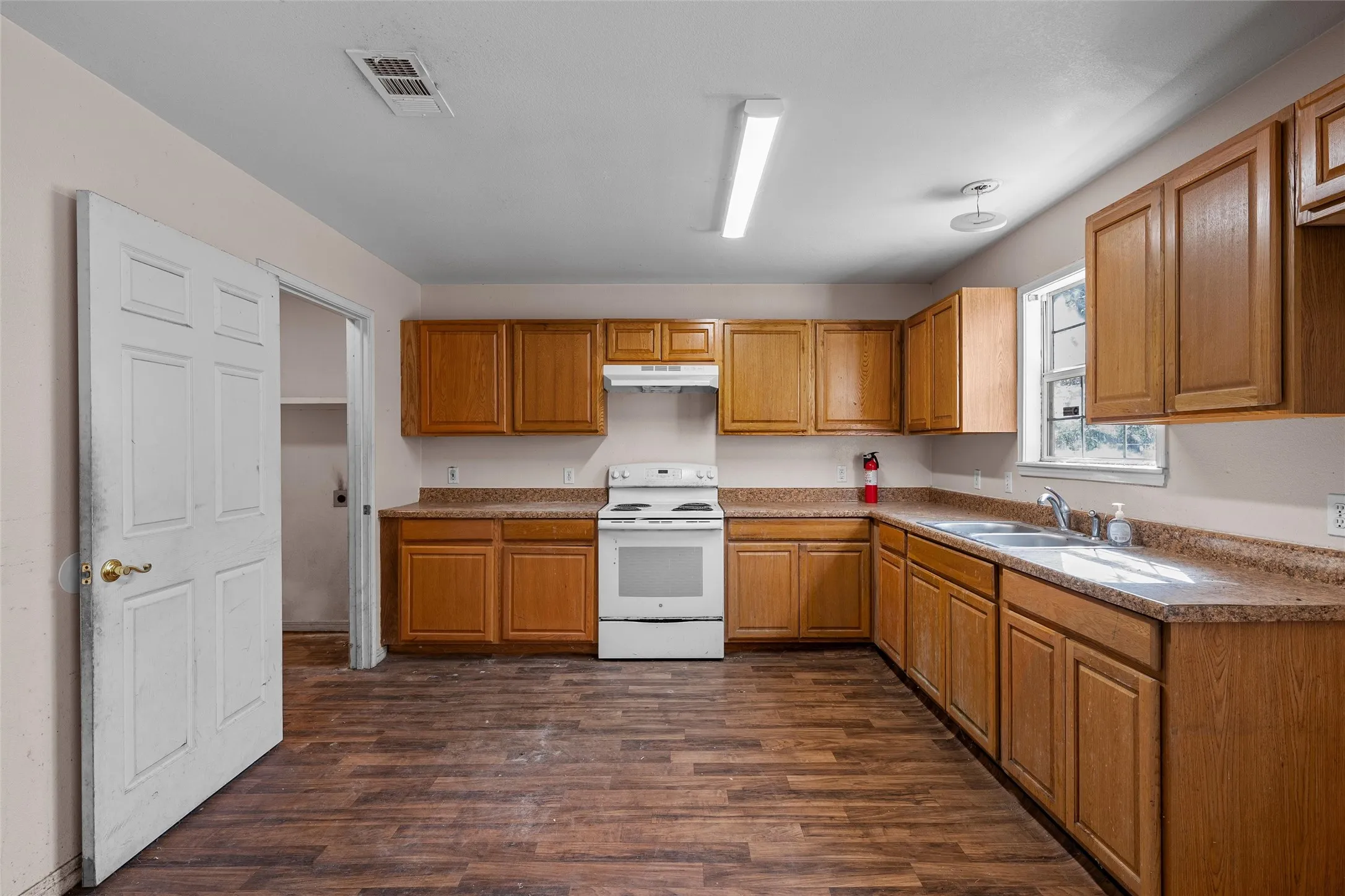 Single Family Residence For Sale in Mc Lennan County , 1309 Tabor Street, Waco, Texas 76704, 2 Bedroom, 2 Bathroom, Garage spaces, 1,200 Sqft, built in 2006, mls#21349023, Real Estate Agent in Waco, Homes For Sale in Mc Lennan county, Homes For Sale in Waco, Realtor in Waco Texas, Real Estate Brokerage Independent Realty Texas, Luminita Cordes Realtor
