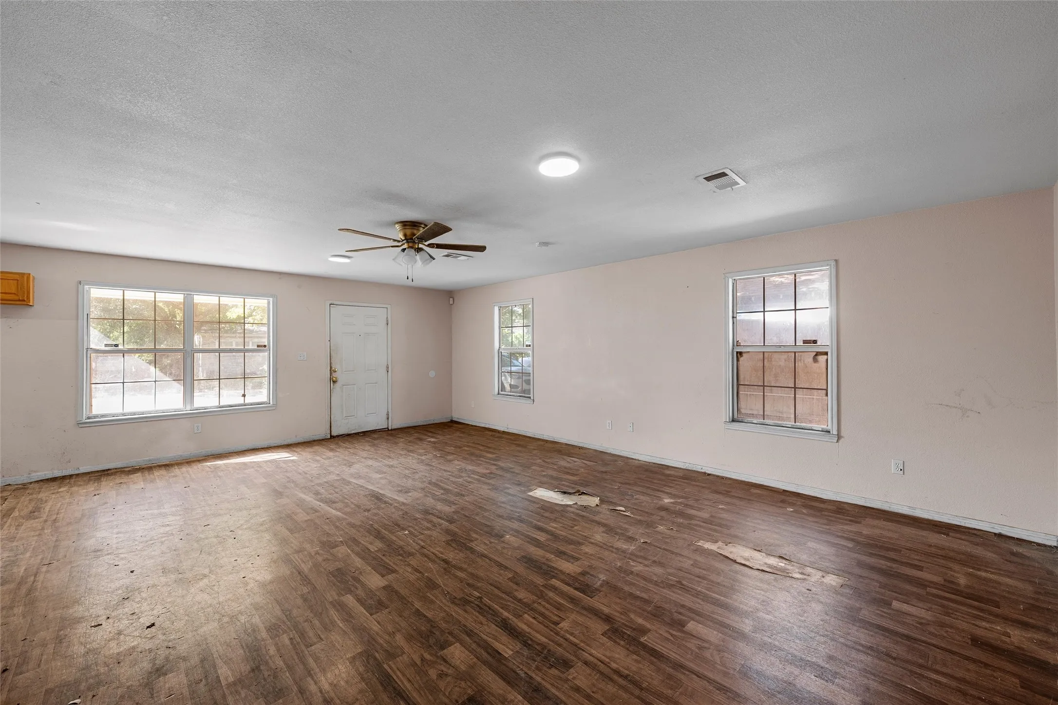 Single Family Residence For Sale in Mc Lennan County , 1309 Tabor Street, Waco, Texas 76704, 2 Bedroom, 2 Bathroom, Garage spaces, 1,200 Sqft, built in 2006, mls#21349023, Real Estate Agent in Waco, Homes For Sale in Mc Lennan county, Homes For Sale in Waco, Realtor in Waco Texas, Real Estate Brokerage Independent Realty Texas, Luminita Cordes Realtor