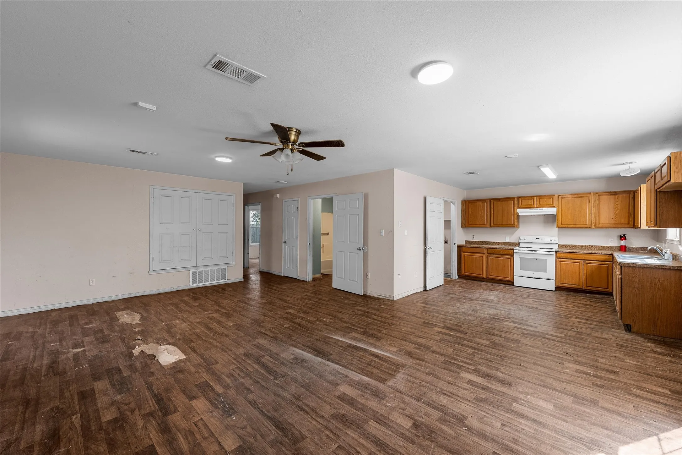 Single Family Residence For Sale in Mc Lennan County , 1309 Tabor Street, Waco, Texas 76704, 2 Bedroom, 2 Bathroom, Garage spaces, 1,200 Sqft, built in 2006, mls#21349023, Real Estate Agent in Waco, Homes For Sale in Mc Lennan county, Homes For Sale in Waco, Realtor in Waco Texas, Real Estate Brokerage Independent Realty Texas, Luminita Cordes Realtor