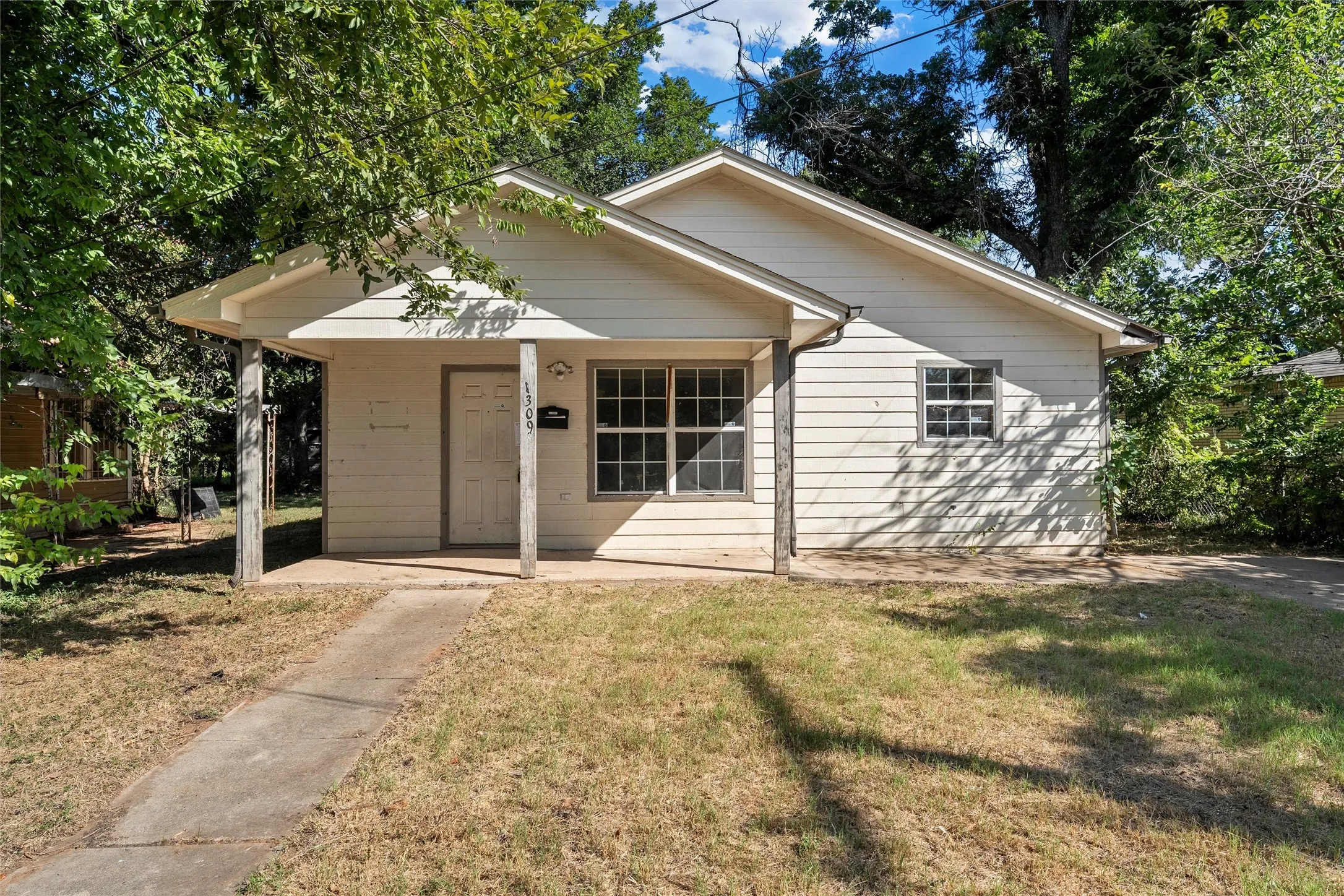 Single Family Residence For Sale in Mc Lennan County , 1309 Tabor Street, Waco, Texas 76704, 2 Bedroom, 2 Bathroom, Garage spaces, 1,200 Sqft, built in 2006, mls#21349023, Real Estate Agent in Waco, Homes For Sale in Mc Lennan county, Homes For Sale in Waco, Realtor in Waco Texas, Real Estate Brokerage Independent Realty Texas, Luminita Cordes Realtor