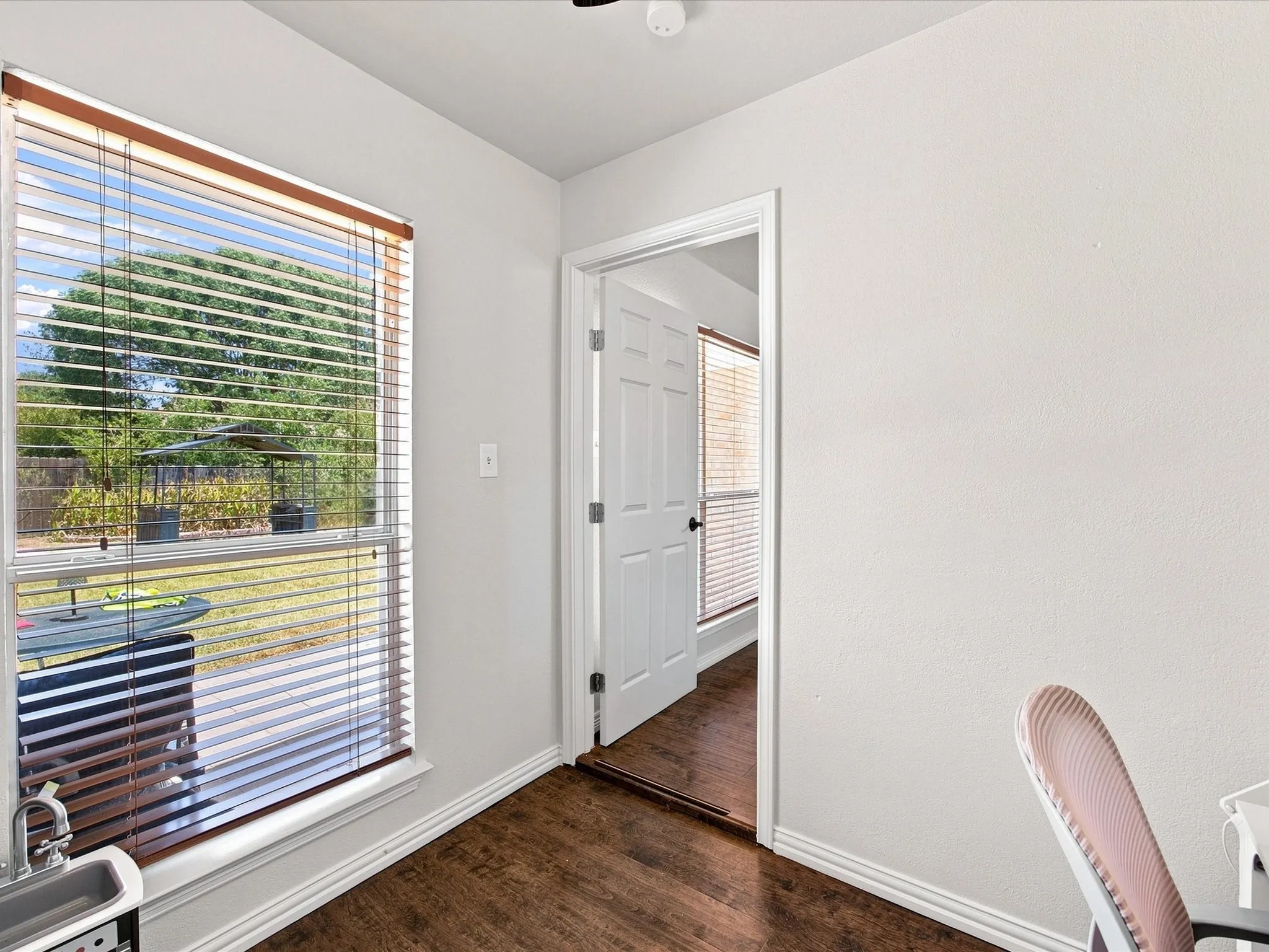 Single Family Residence For Sale in Denton County , 2532 John Drive, Denton, Texas 76207, 3 Bedroom, 2 Bathroom, 2 Garage spaces, 1,314 Sqft, built in 1998, mls#21350033, Real Estate Agent in Denton, Homes For Sale in Denton county, Homes For Sale in Denton, Realtor in Denton Texas, Real Estate Brokerage Independent Realty Texas, Luminita Cordes Realtor