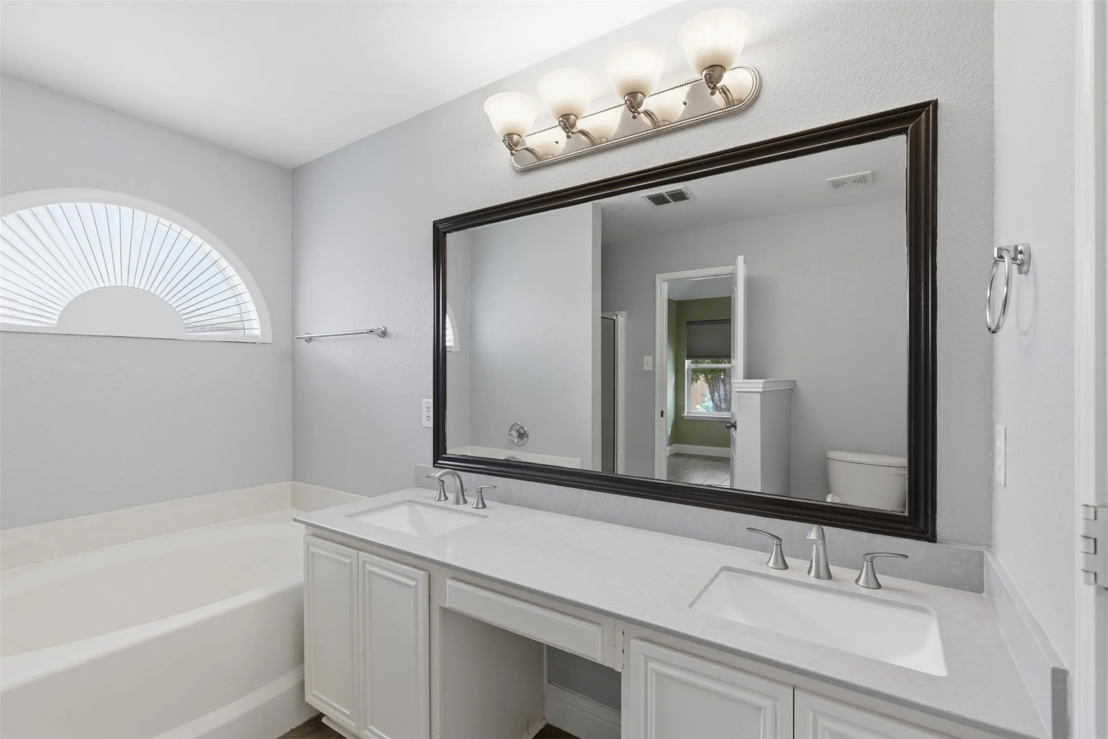 Single Family Residence For Rent in Tarrant County , 3705 Vista Greens Drive, Fort Worth, Texas 76244, 3 Bedroom, 2 Bathroom, 2 Garage spaces, 1,288 Sqft, built in 2005, mls#21359976, Real Estate Agent in Fort Worth, Homes For Rent in Tarrant county, Homes For Rent in Fort Worth, Realtor in Fort Worth Texas, Real Estate Brokerage Independent Realty Texas, Luminita Cordes Realtor