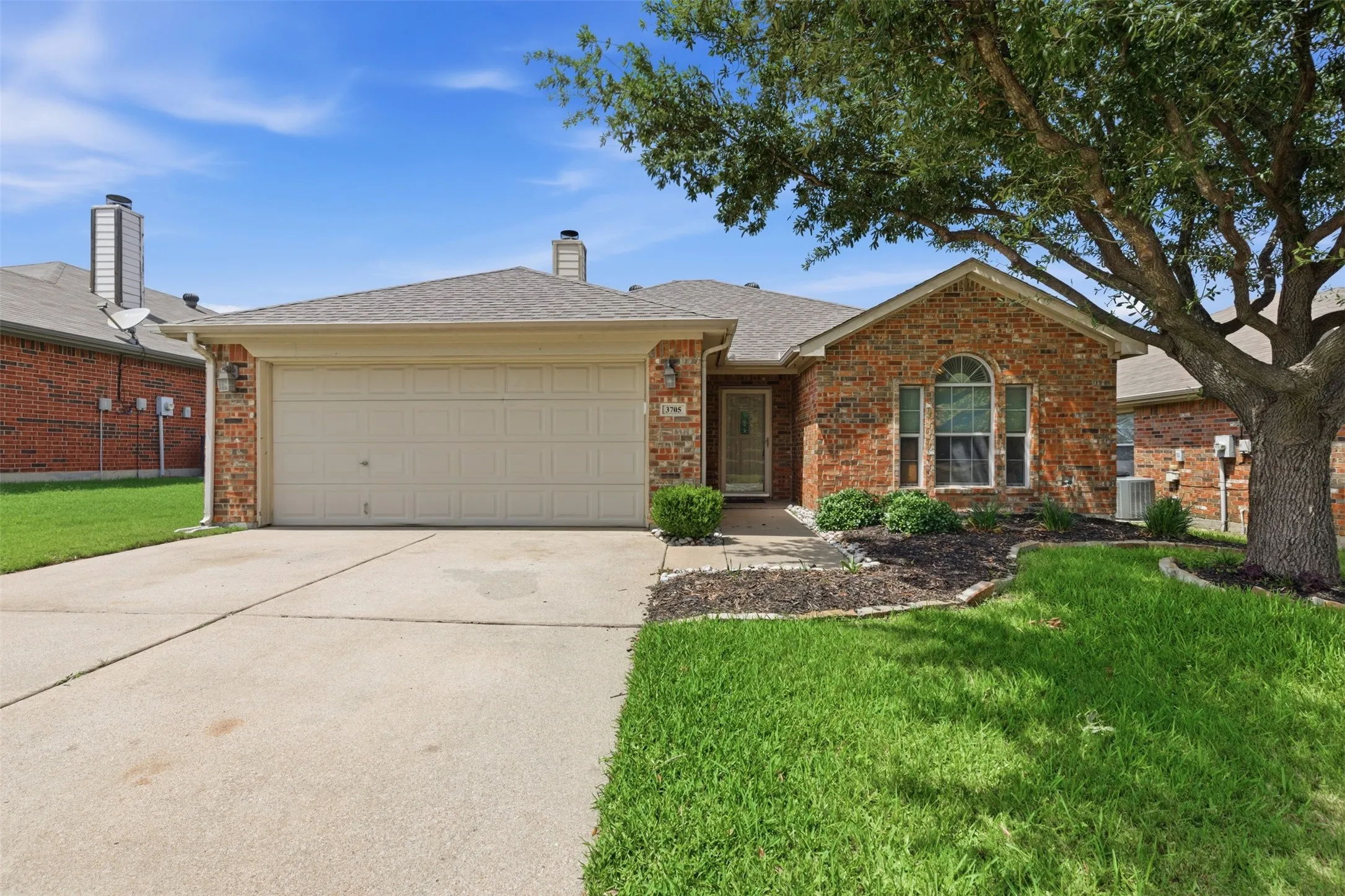 Single Family Residence For Rent in Tarrant County , 3705 Vista Greens Drive, Fort Worth, Texas 76244, 3 Bedroom, 2 Bathroom, 2 Garage spaces, 1,288 Sqft, built in 2005, mls#21359976, Real Estate Agent in Fort Worth, Homes For Rent in Tarrant county, Homes For Rent in Fort Worth, Realtor in Fort Worth Texas, Real Estate Brokerage Independent Realty Texas, Luminita Cordes Realtor