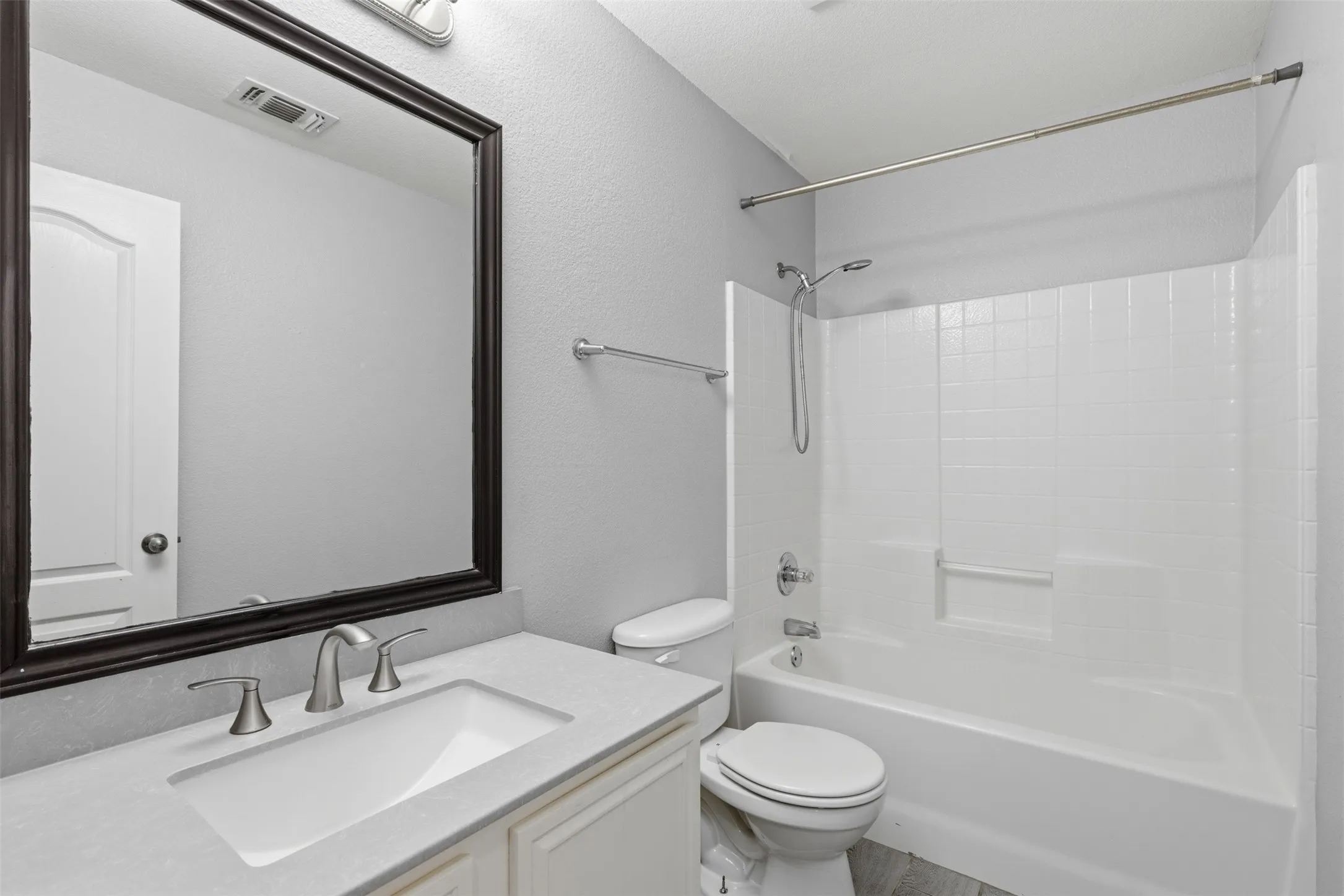 Single Family Residence For Rent in Tarrant County , 3705 Vista Greens Drive, Fort Worth, Texas 76244, 3 Bedroom, 2 Bathroom, 2 Garage spaces, 1,288 Sqft, built in 2005, mls#21359976, Real Estate Agent in Fort Worth, Homes For Rent in Tarrant county, Homes For Rent in Fort Worth, Realtor in Fort Worth Texas, Real Estate Brokerage Independent Realty Texas, Luminita Cordes Realtor