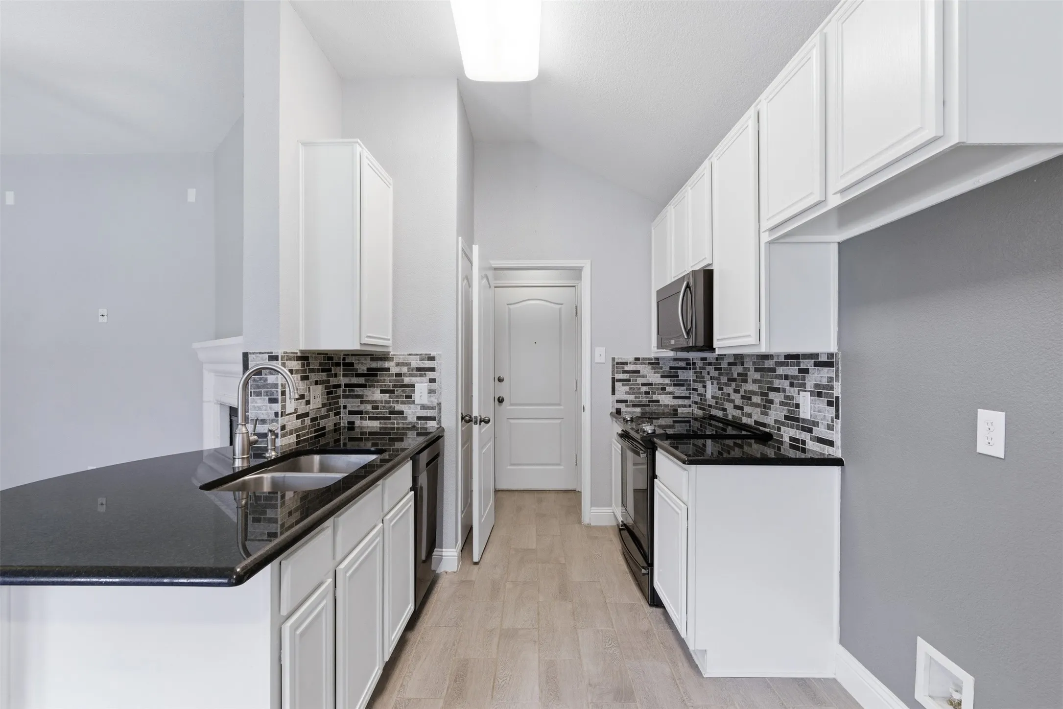 Single Family Residence For Rent in Tarrant County , 3705 Vista Greens Drive, Fort Worth, Texas 76244, 3 Bedroom, 2 Bathroom, 2 Garage spaces, 1,288 Sqft, built in 2005, mls#21359976, Real Estate Agent in Fort Worth, Homes For Rent in Tarrant county, Homes For Rent in Fort Worth, Realtor in Fort Worth Texas, Real Estate Brokerage Independent Realty Texas, Luminita Cordes Realtor