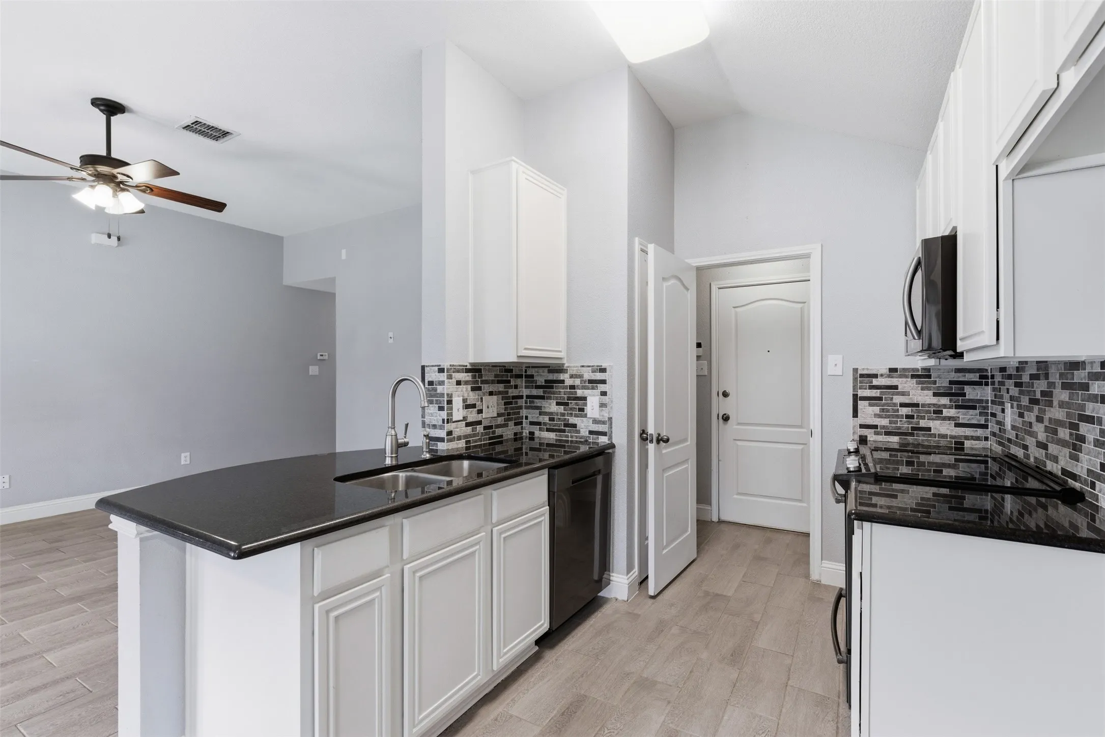 Single Family Residence For Rent in Tarrant County , 3705 Vista Greens Drive, Fort Worth, Texas 76244, 3 Bedroom, 2 Bathroom, 2 Garage spaces, 1,288 Sqft, built in 2005, mls#21359976, Real Estate Agent in Fort Worth, Homes For Rent in Tarrant county, Homes For Rent in Fort Worth, Realtor in Fort Worth Texas, Real Estate Brokerage Independent Realty Texas, Luminita Cordes Realtor