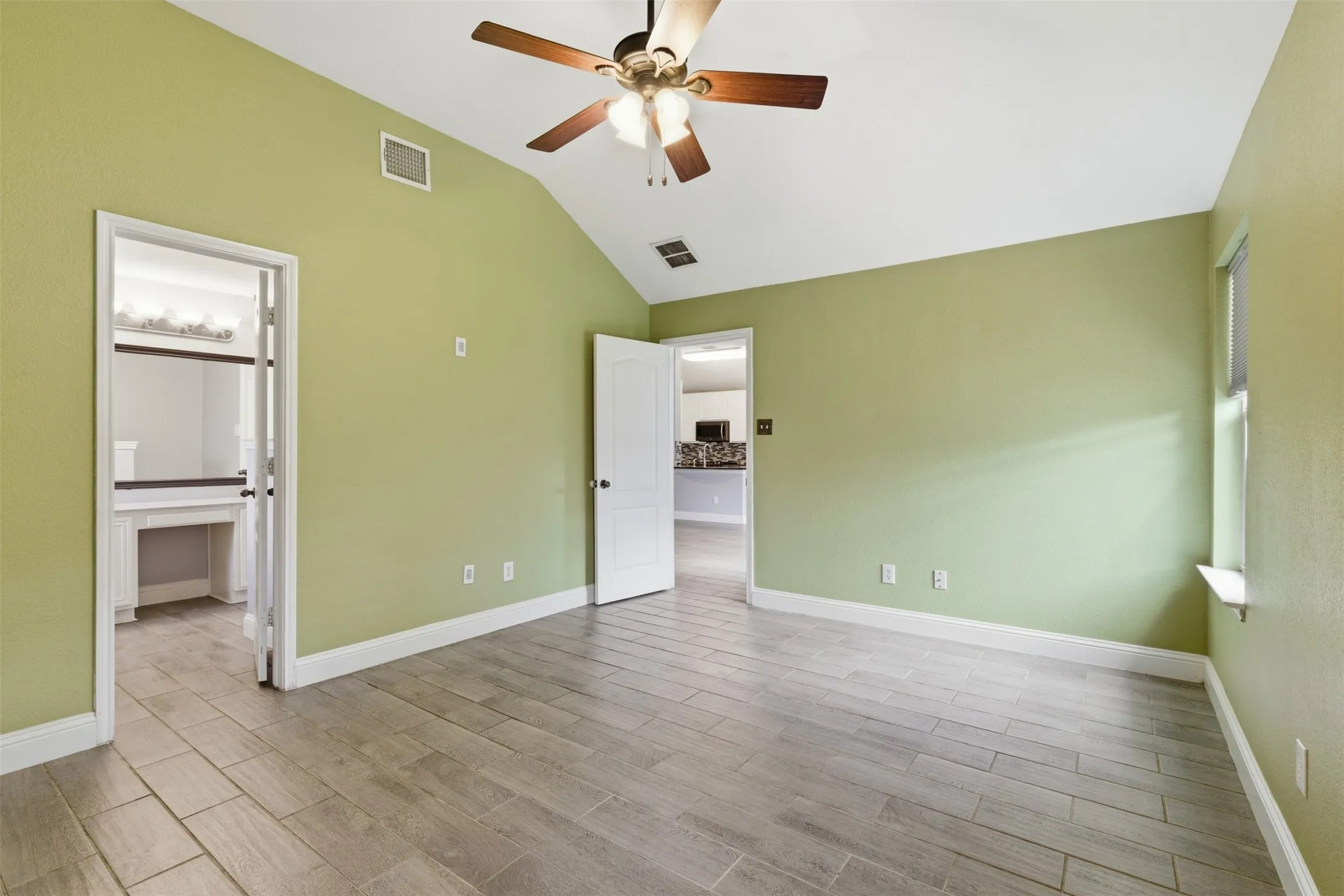 Single Family Residence For Rent in Tarrant County , 3705 Vista Greens Drive, Fort Worth, Texas 76244, 3 Bedroom, 2 Bathroom, 2 Garage spaces, 1,288 Sqft, built in 2005, mls#21359976, Real Estate Agent in Fort Worth, Homes For Rent in Tarrant county, Homes For Rent in Fort Worth, Realtor in Fort Worth Texas, Real Estate Brokerage Independent Realty Texas, Luminita Cordes Realtor