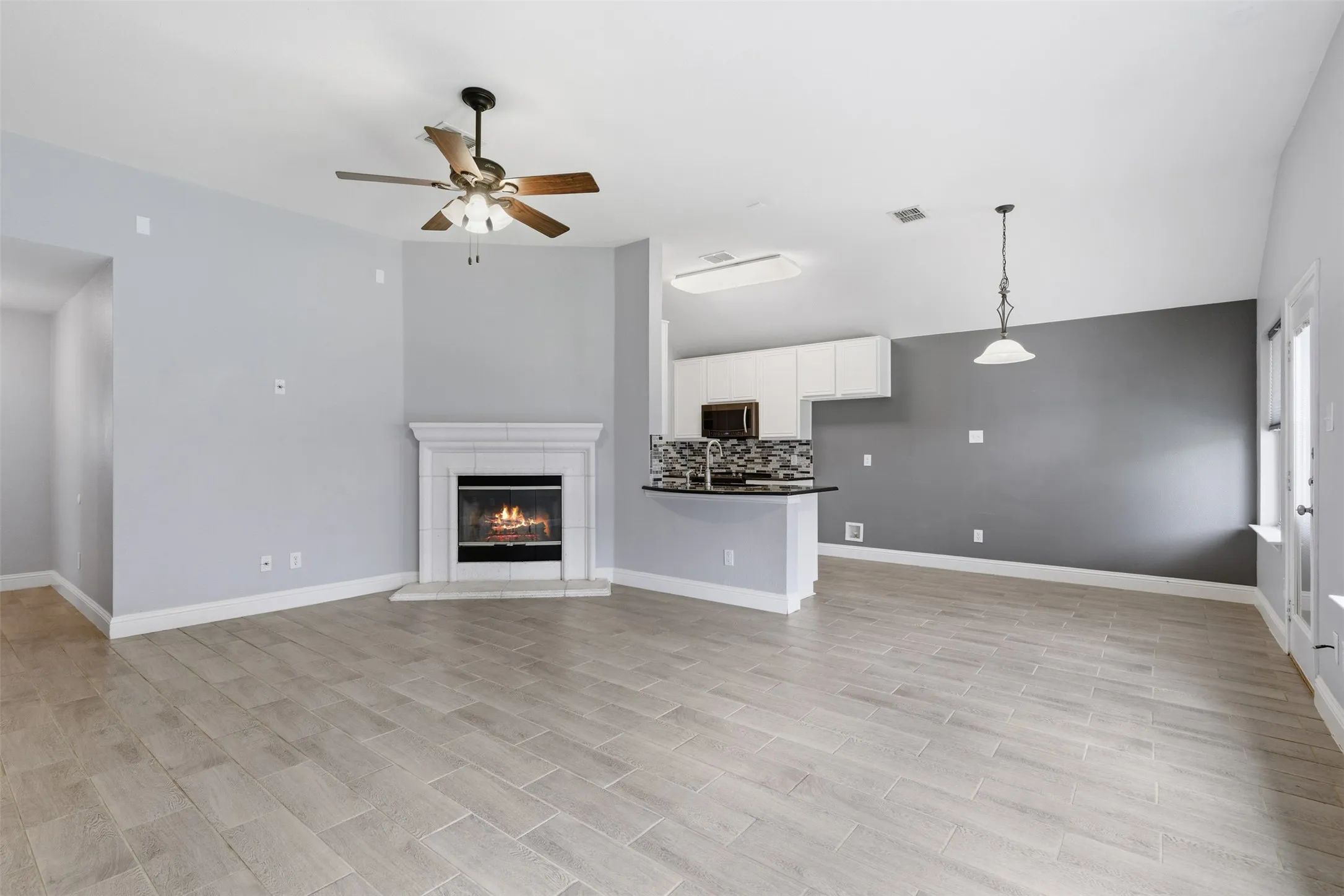 Single Family Residence For Rent in Tarrant County , 3705 Vista Greens Drive, Fort Worth, Texas 76244, 3 Bedroom, 2 Bathroom, 2 Garage spaces, 1,288 Sqft, built in 2005, mls#21359976, Real Estate Agent in Fort Worth, Homes For Rent in Tarrant county, Homes For Rent in Fort Worth, Realtor in Fort Worth Texas, Real Estate Brokerage Independent Realty Texas, Luminita Cordes Realtor