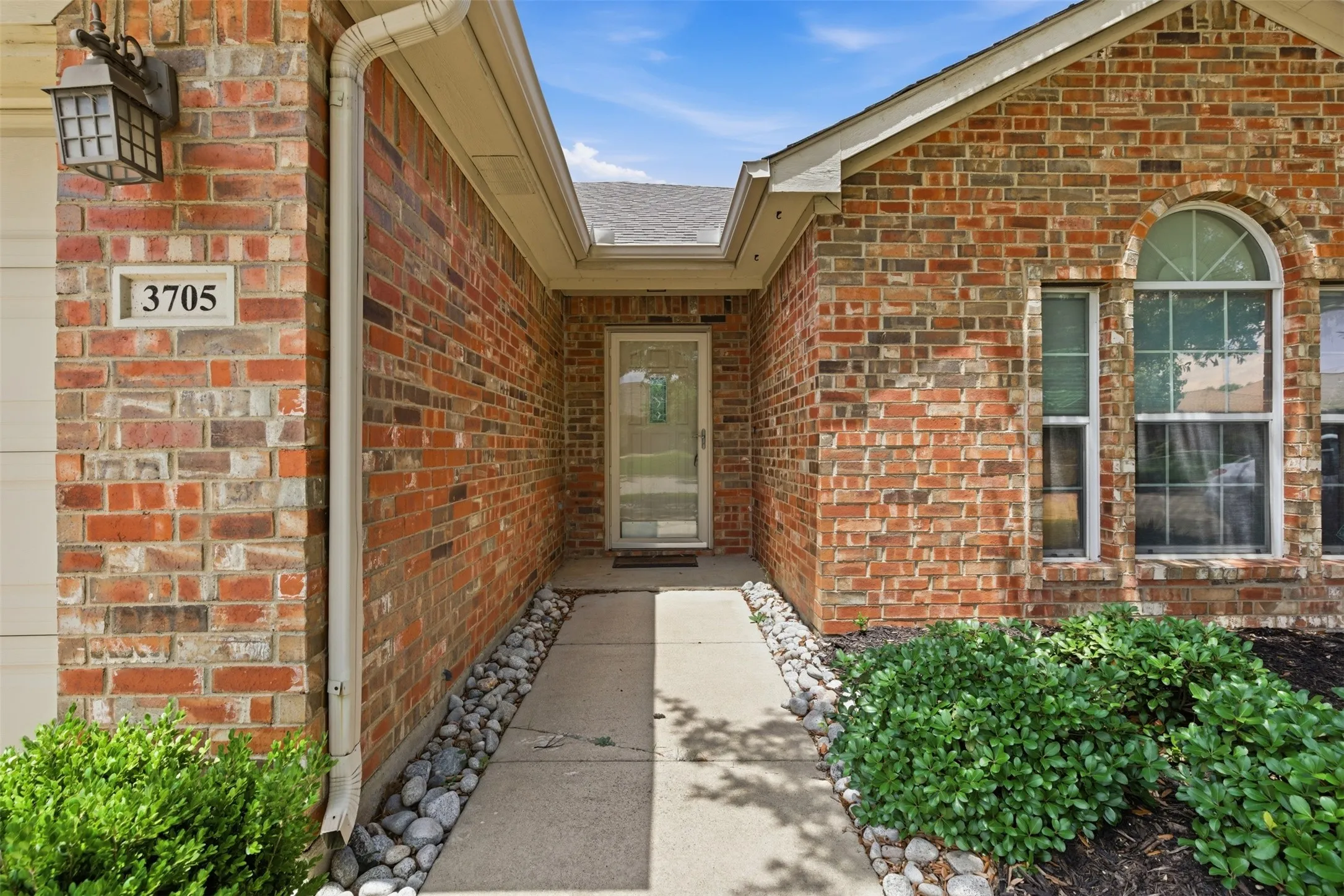 Single Family Residence For Rent in Tarrant County , 3705 Vista Greens Drive, Fort Worth, Texas 76244, 3 Bedroom, 2 Bathroom, 2 Garage spaces, 1,288 Sqft, built in 2005, mls#21359976, Real Estate Agent in Fort Worth, Homes For Rent in Tarrant county, Homes For Rent in Fort Worth, Realtor in Fort Worth Texas, Real Estate Brokerage Independent Realty Texas, Luminita Cordes Realtor