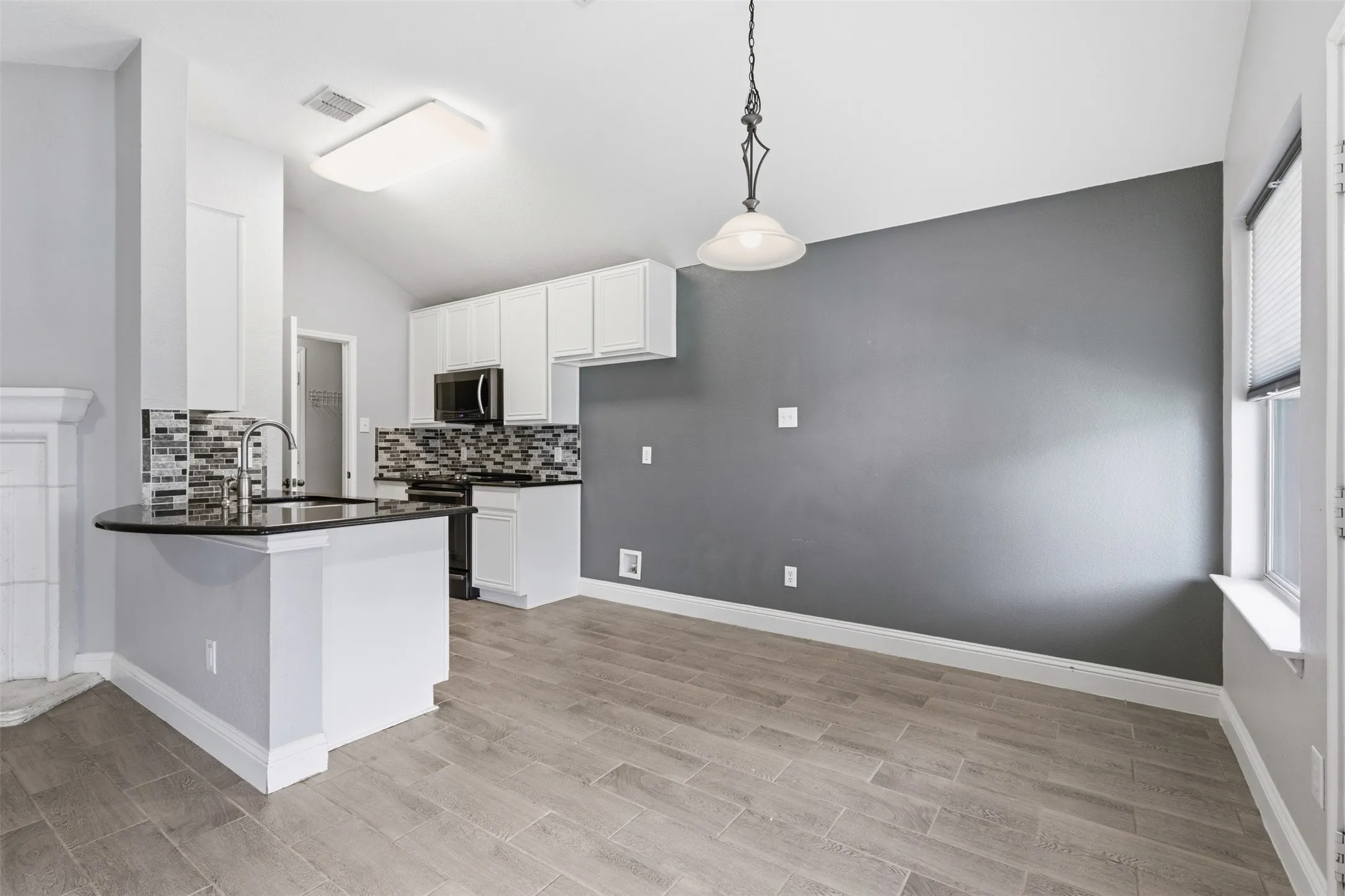 Single Family Residence For Rent in Tarrant County , 3705 Vista Greens Drive, Fort Worth, Texas 76244, 3 Bedroom, 2 Bathroom, 2 Garage spaces, 1,288 Sqft, built in 2005, mls#21359976, Real Estate Agent in Fort Worth, Homes For Rent in Tarrant county, Homes For Rent in Fort Worth, Realtor in Fort Worth Texas, Real Estate Brokerage Independent Realty Texas, Luminita Cordes Realtor
