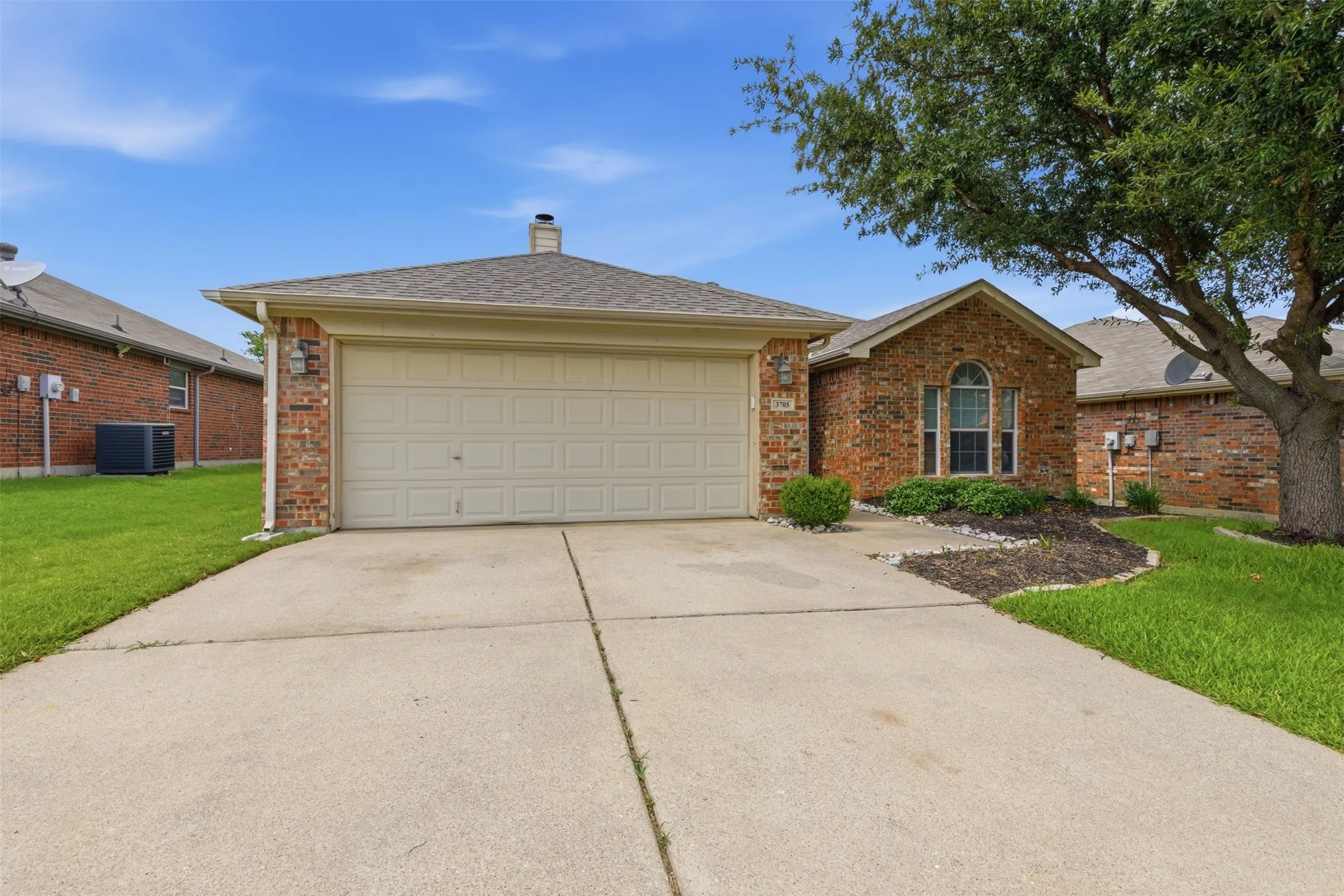 Single Family Residence For Rent in Tarrant County , 3705 Vista Greens Drive, Fort Worth, Texas 76244, 3 Bedroom, 2 Bathroom, 2 Garage spaces, 1,288 Sqft, built in 2005, mls#21359976, Real Estate Agent in Fort Worth, Homes For Rent in Tarrant county, Homes For Rent in Fort Worth, Realtor in Fort Worth Texas, Real Estate Brokerage Independent Realty Texas, Luminita Cordes Realtor