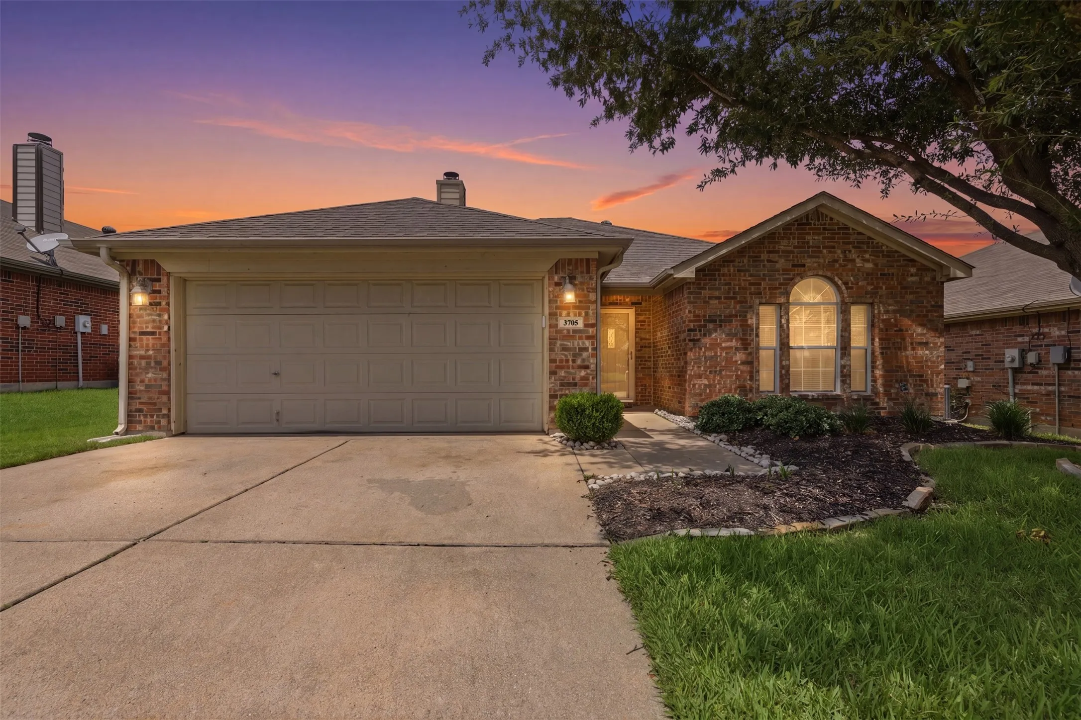 Single Family Residence For Rent in Tarrant County , 3705 Vista Greens Drive, Fort Worth, Texas 76244, 3 Bedroom, 2 Bathroom, 2 Garage spaces, 1,288 Sqft, built in 2005, mls#21359976, Real Estate Agent in Fort Worth, Homes For Rent in Tarrant county, Homes For Rent in Fort Worth, Realtor in Fort Worth Texas, Real Estate Brokerage Independent Realty Texas, Luminita Cordes Realtor
