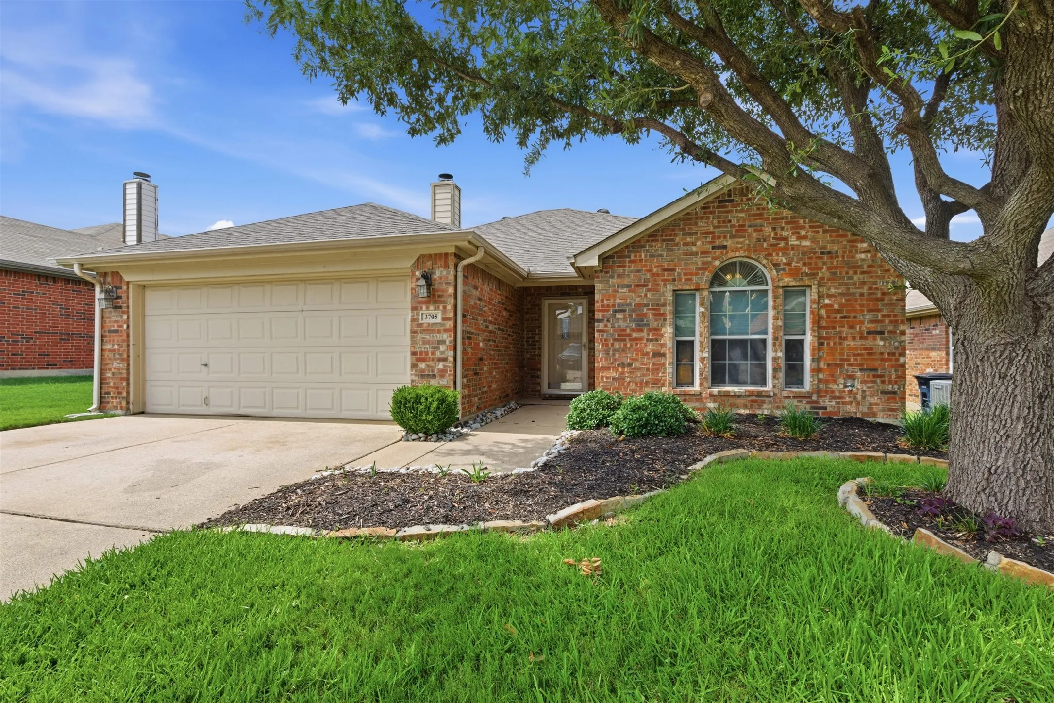 Single Family Residence For Rent in Tarrant County , 3705 Vista Greens Drive, Fort Worth, Texas 76244, 3 Bedroom, 2 Bathroom, 2 Garage spaces, 1,288 Sqft, built in 2005, mls#21359976, Real Estate Agent in Fort Worth, Homes For Rent in Tarrant county, Homes For Rent in Fort Worth, Realtor in Fort Worth Texas, Real Estate Brokerage Independent Realty Texas, Luminita Cordes Realtor