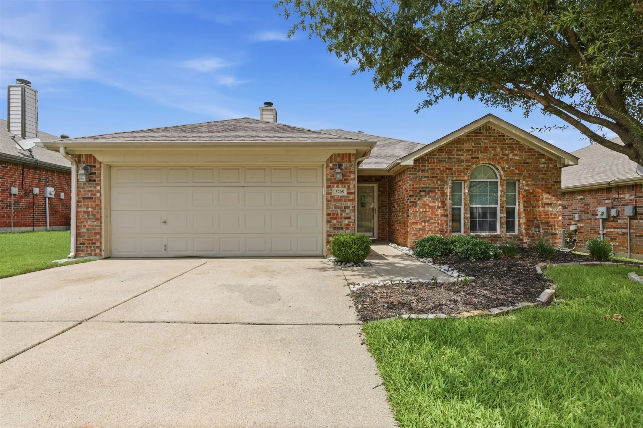Single Family Residence For Rent in Tarrant County , 3705 Vista Greens Drive, Fort Worth, Texas 76244, 3 Bedroom, 2 Bathroom, 2 Garage spaces, 1,288 Sqft, built in 2005, mls#21359976, Real Estate Agent in Fort Worth, Homes For Rent in Tarrant county, Homes For Rent in Fort Worth, Realtor in Fort Worth Texas, Real Estate Brokerage Independent Realty Texas, Luminita Cordes Realtor
