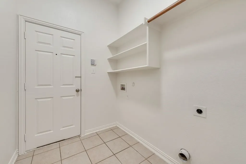 Single Family Residence For Rent in Tarrant County , 10441 Stoneside Trail, Fort Worth, Texas 76244, 3 Bedroom, 2 Bathroom, Garage spaces, 2,435 Sqft, built in 2002, mls#21359979, Real Estate Agent in Fort Worth, Homes For Rent in Tarrant county, Homes For Rent in Fort Worth, Realtor in Fort Worth Texas, Real Estate Brokerage Independent Realty Texas, Luminita Cordes Realtor
