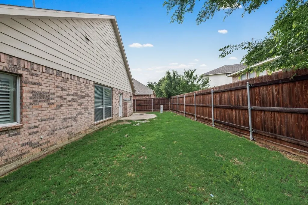 Single Family Residence For Rent in Tarrant County , 10441 Stoneside Trail, Fort Worth, Texas 76244, 3 Bedroom, 2 Bathroom, Garage spaces, 2,435 Sqft, built in 2002, mls#21359979, Real Estate Agent in Fort Worth, Homes For Rent in Tarrant county, Homes For Rent in Fort Worth, Realtor in Fort Worth Texas, Real Estate Brokerage Independent Realty Texas, Luminita Cordes Realtor